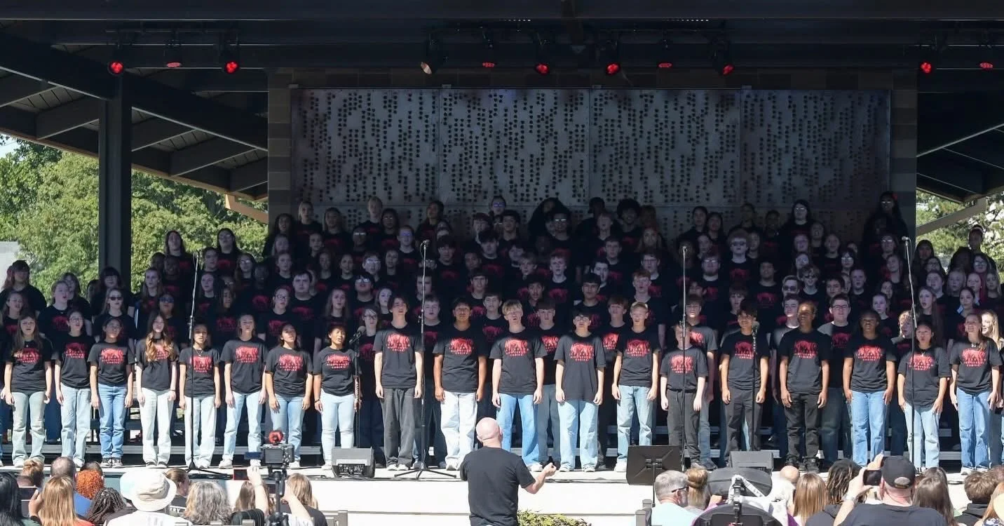 Look at all those amazing singers!!! 😍
Great preview this afternoon, Bronchos! ❤️🖤
📷 @m.v.photography2730