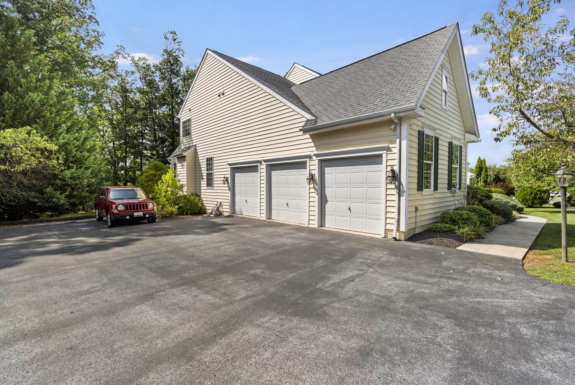 102-aquifer-14-three-car-garage.jpg