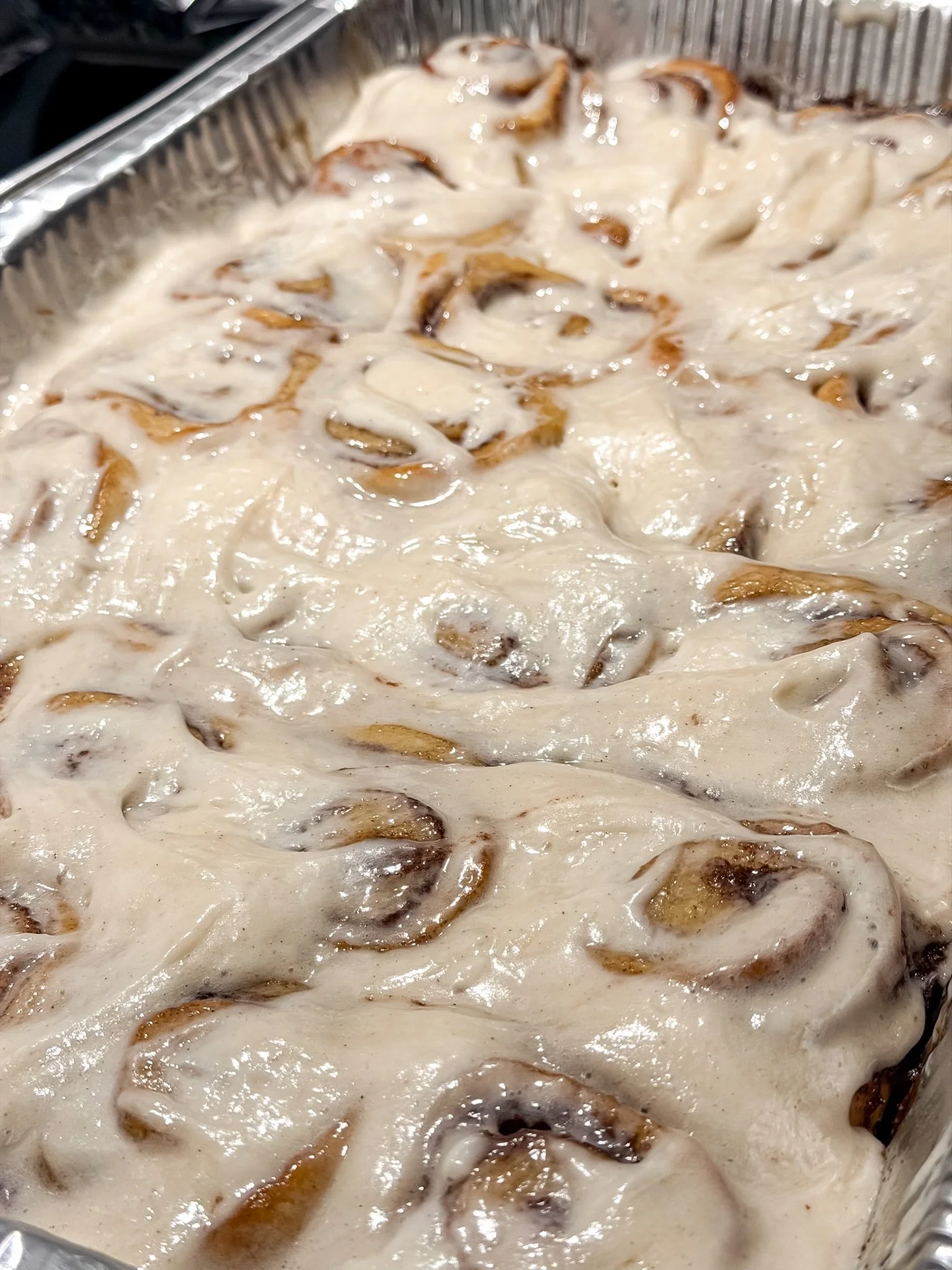 Happy Monday! 🌊🍑
Fresh out the oven early this morning, 58 of our decadent cream cheese cinnamon rolls are heading out for a delivery! 😍
If you want to treat your coworkers, office, team, or yourself, orders are open. Link in bio!
Next fresh drop 