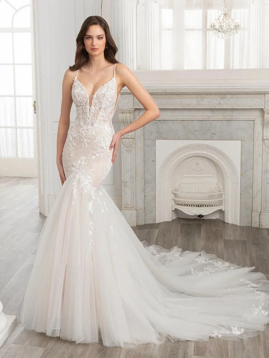 BODY-CONTOURING FLORAL LACE WEDDING DRESS