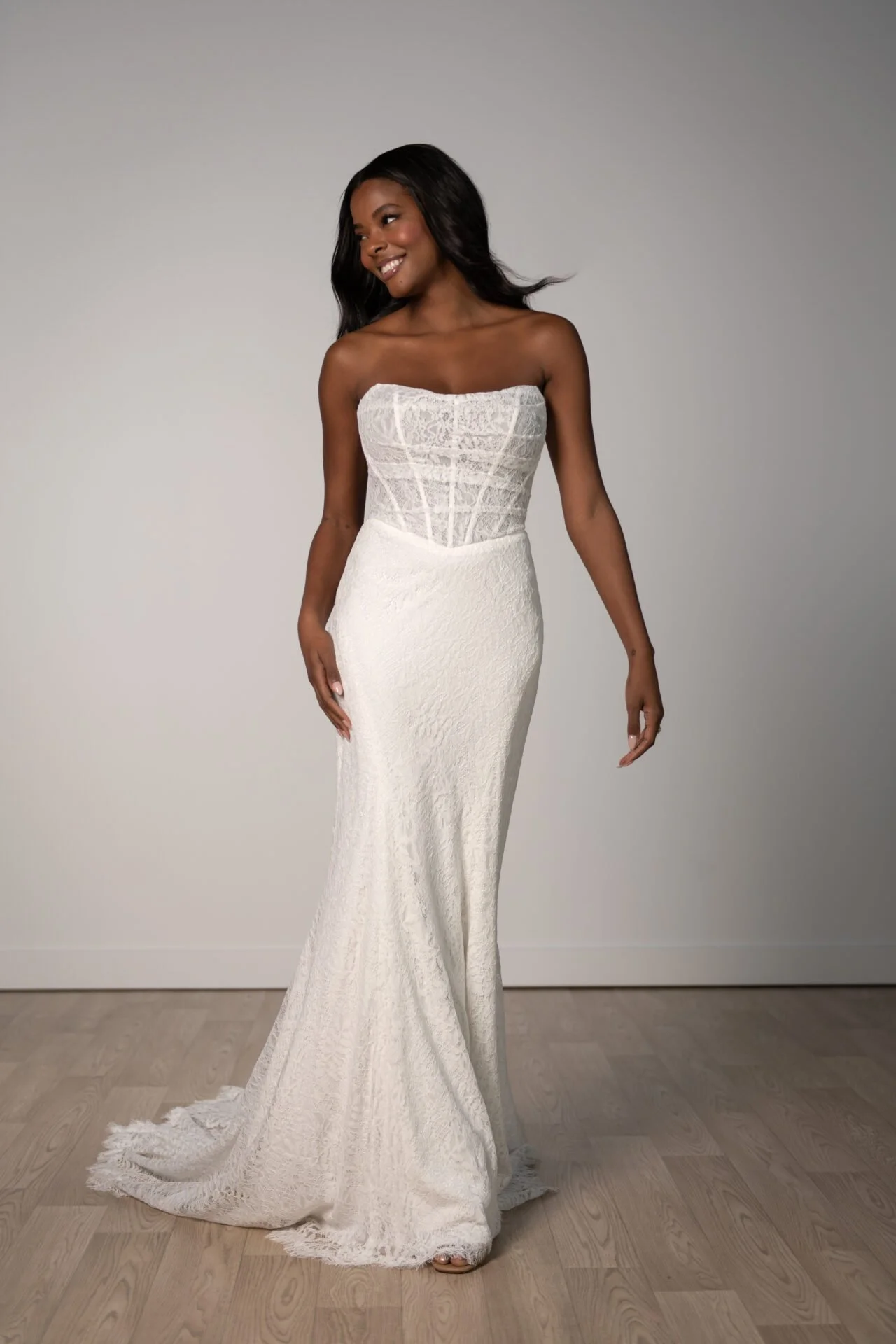 ROMANTIC CHANTILY LACE COLUMN WEDDING DRESS