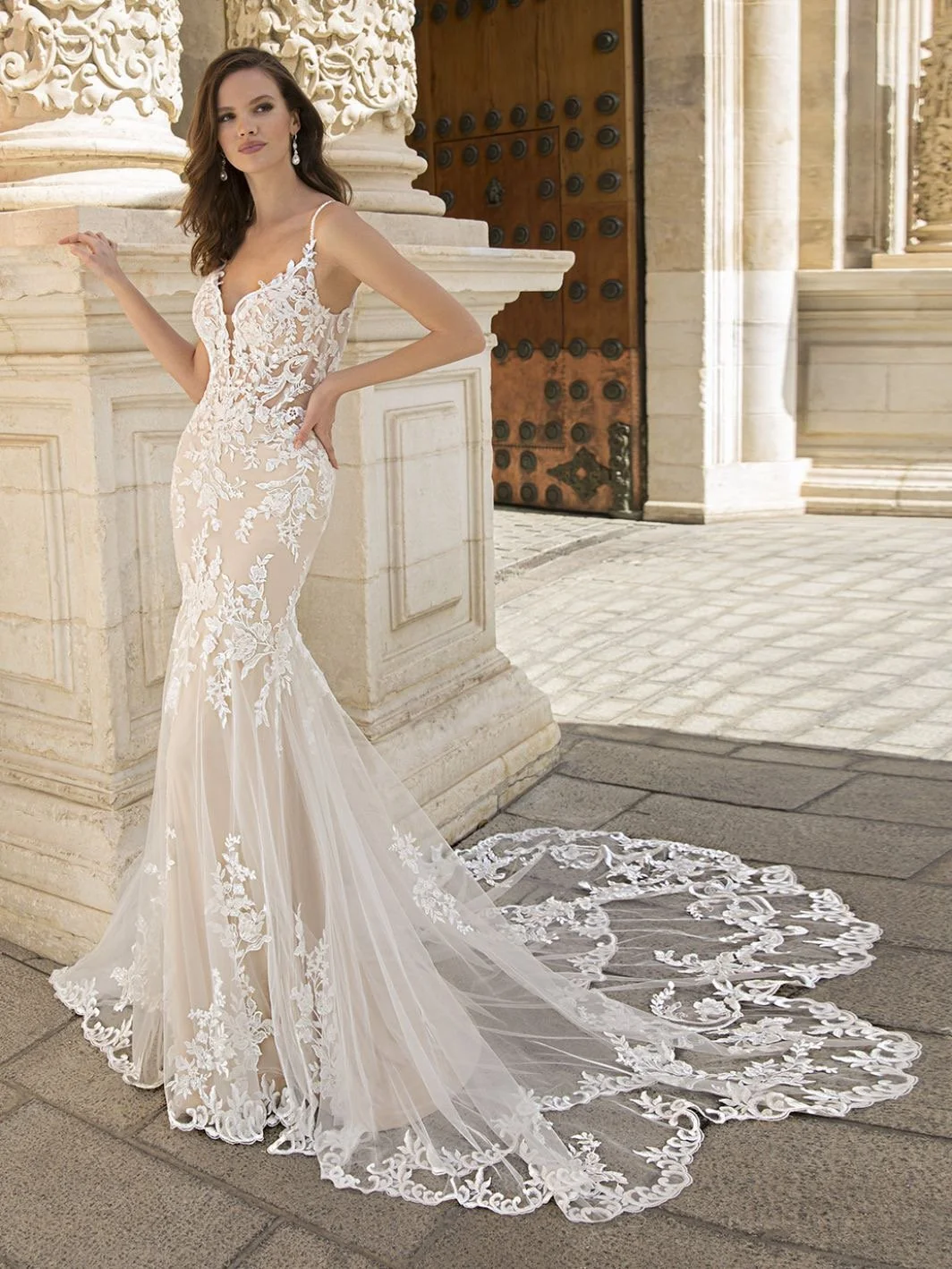 LIGHT AND ROMANTIC LACE WEDDING DRESS