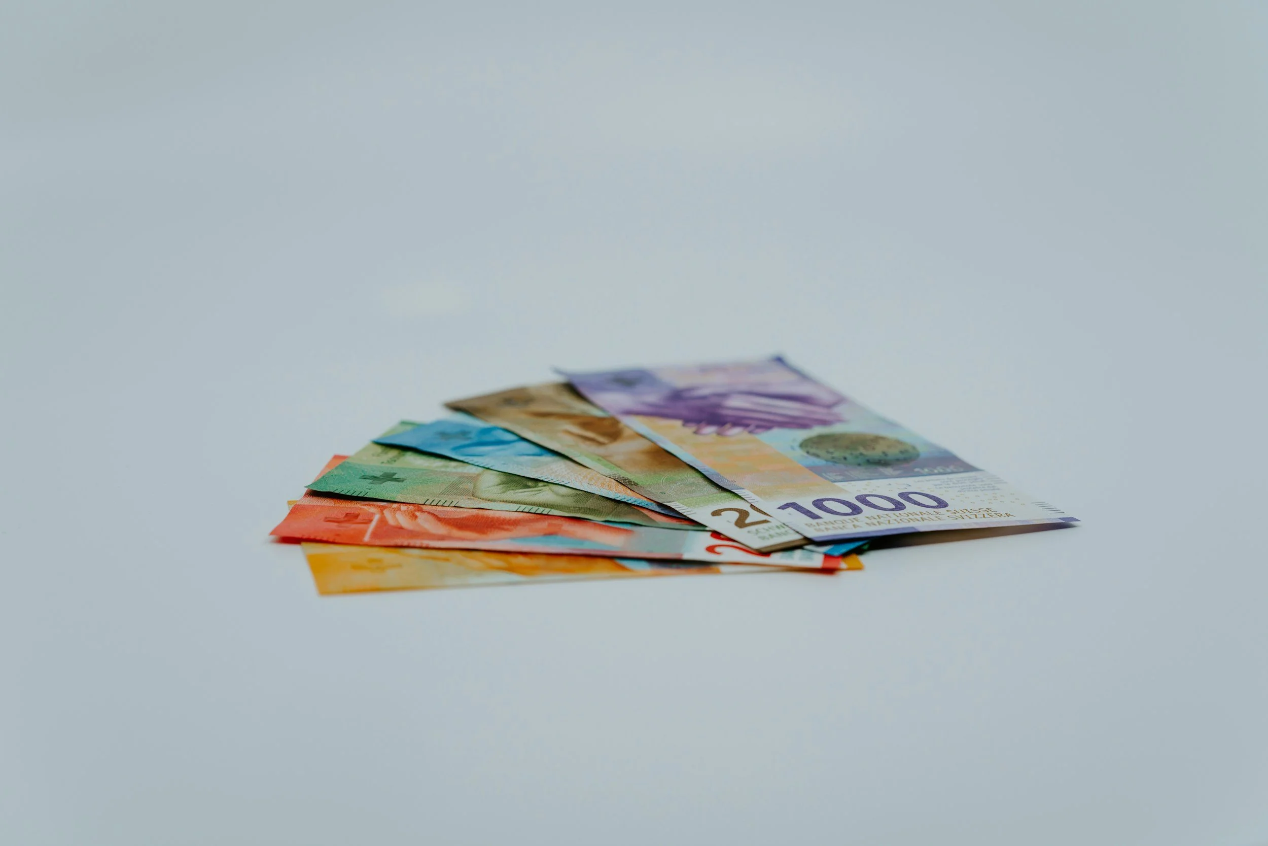 Billetes de francos suizos utilizados en operaciones de compra y venta de divisas internacionales.
