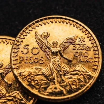 Moneda Centenario de oro mexicano disponible para compra y venta en una casa de cambio especializada.