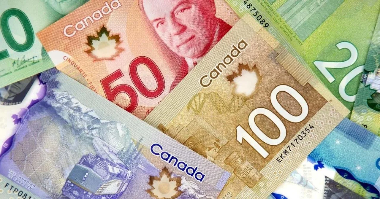 Diferentes denominaciones de billetes de dólares canadienses , incluyendo 100, 50 y 20 Disponibles para cambio de divisas.