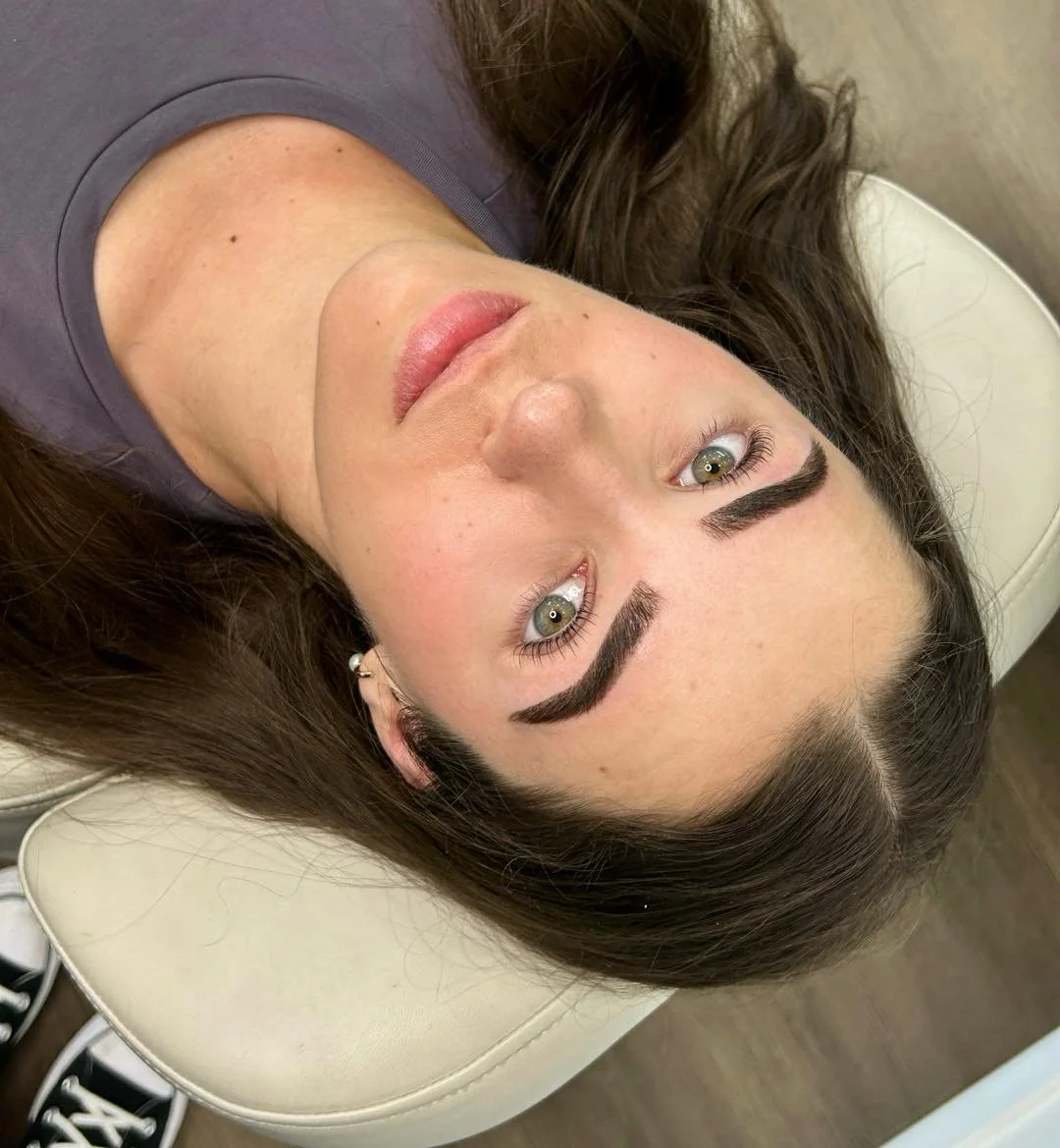 🔥 𝐁𝐫𝐨𝐰 𝐃𝐲𝐞 + 𝐓𝐢𝐝𝐲 🔥

The ultimate low-maintenance brow routine: letting me do it for you. 😉

Freshly dyed, crisply tidied, and ready to take on the week. Swipe to see the precision! 👇
