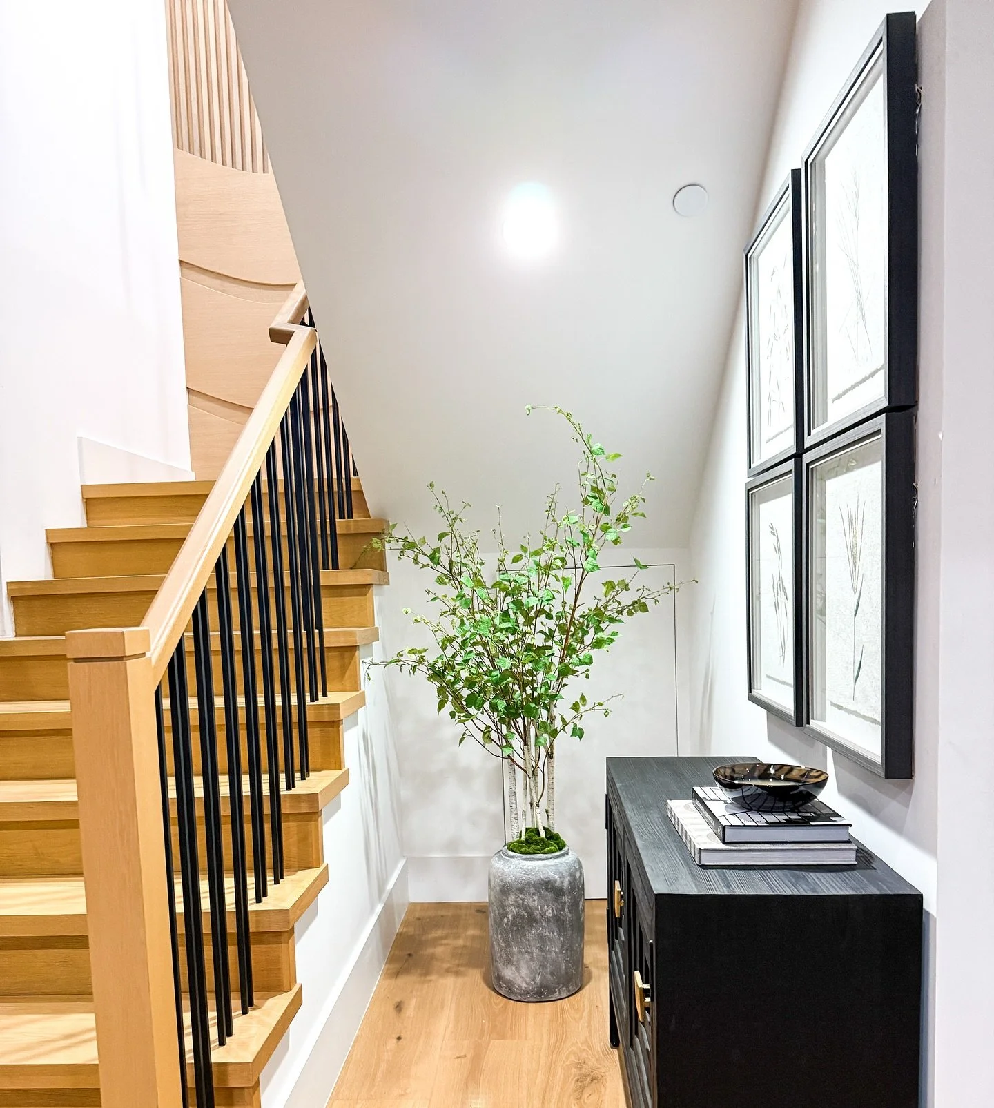 Proving that the right furniture and styling can make a huge difference 👉 
Project: Sherman Oaks
Before &amp; After
@californiamoderndesigns