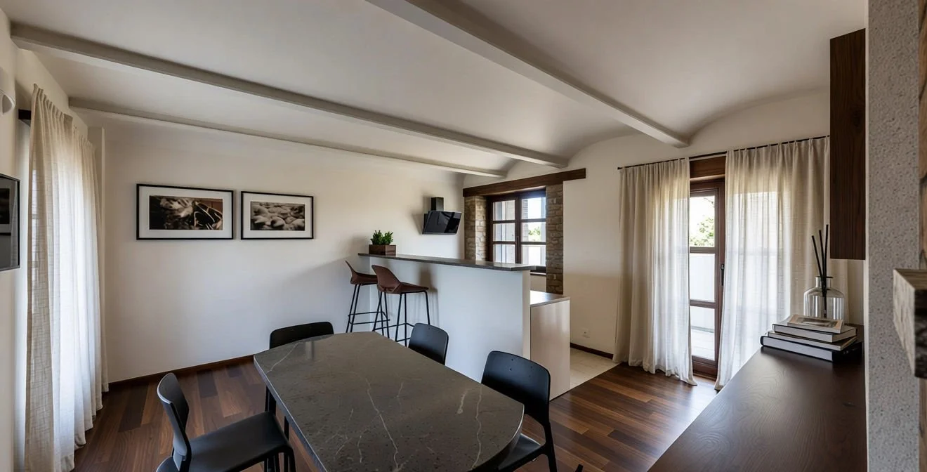 Interno di una sala da pranzo con tavolo, sedie, finestre con tende e decorazioni minimaliste