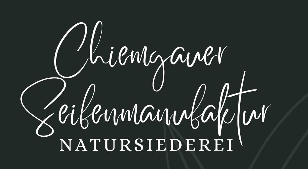 Text in deutscher Sprache auf dunklem Hintergrund: "Chiemgauer Seifenschaumfaktur Natursiederei".