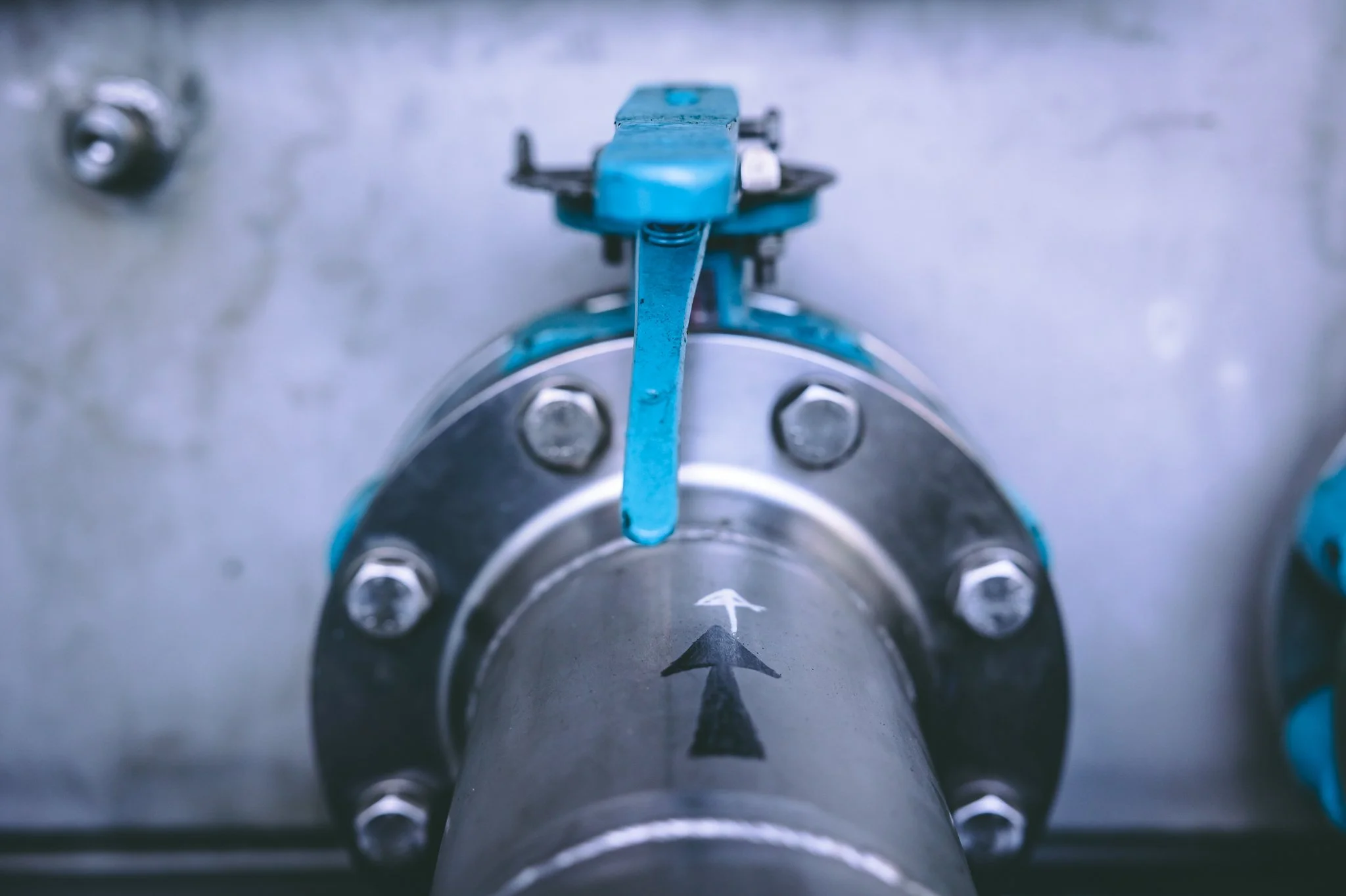 HOF - hot oil flusher, varm oljeskylling. Nærbilde av en mekanisk del med blått lagingsfartøy, sylindre og bolter. Dimo utleige av utstyr.