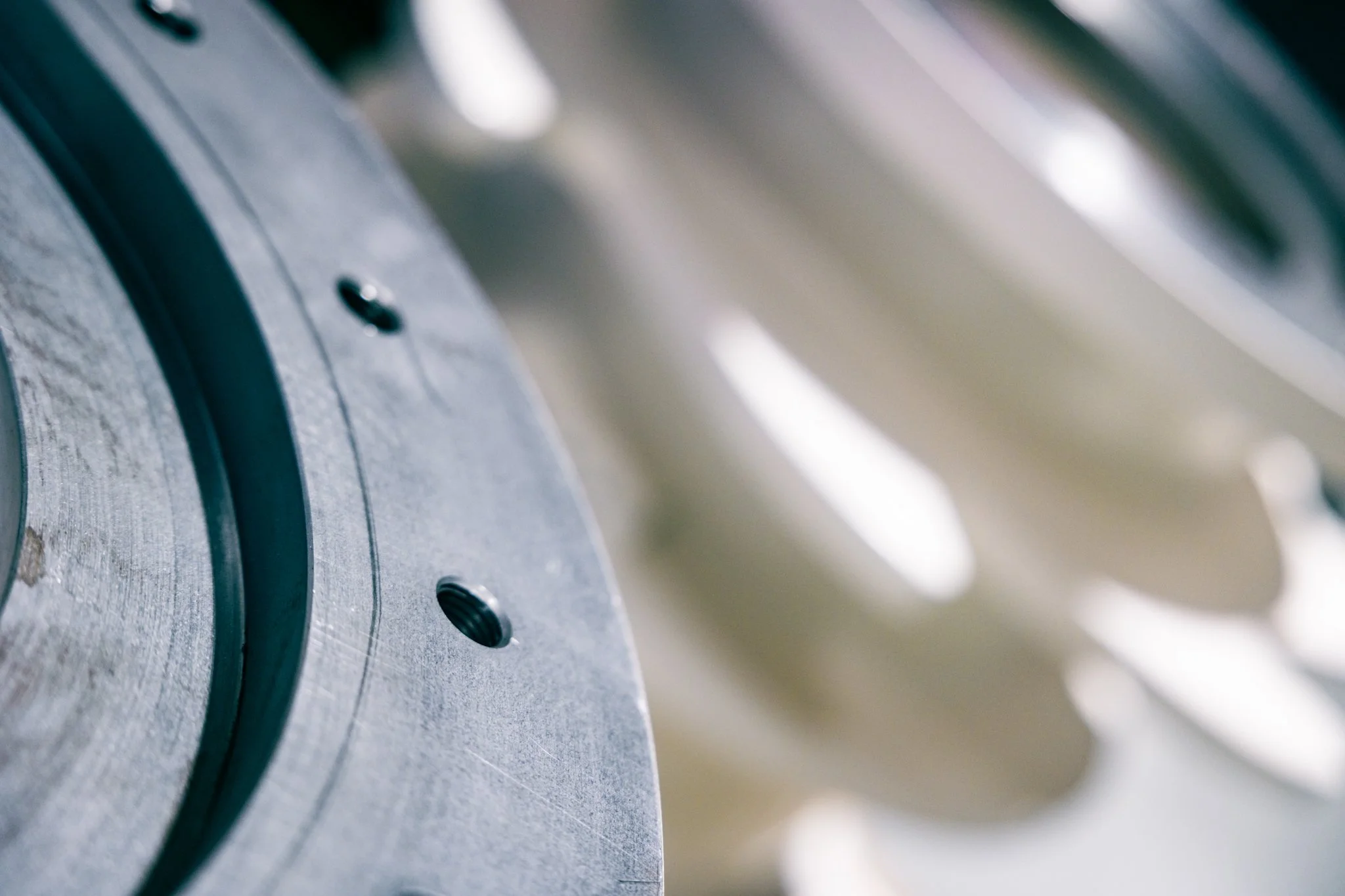 Pal winch, vinsj. Dimo Winch. Nærbilde av en metallmaskin med skruer og deler, brukt i industriell produksjon.
