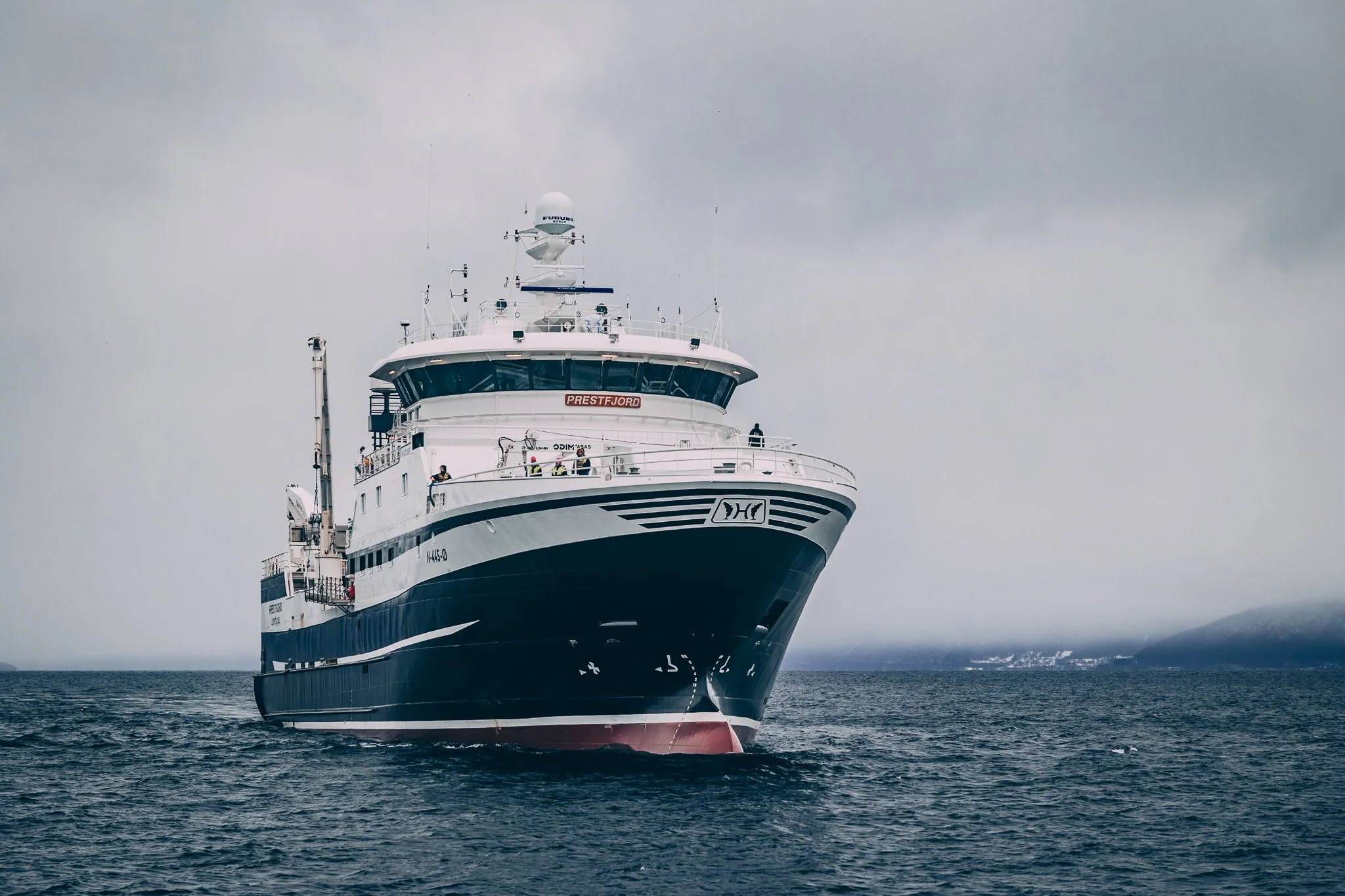 PRESTFJORD seile gjennom vannet under en overskyet himmel. TTD. DIMO Trawl Trolley Drive