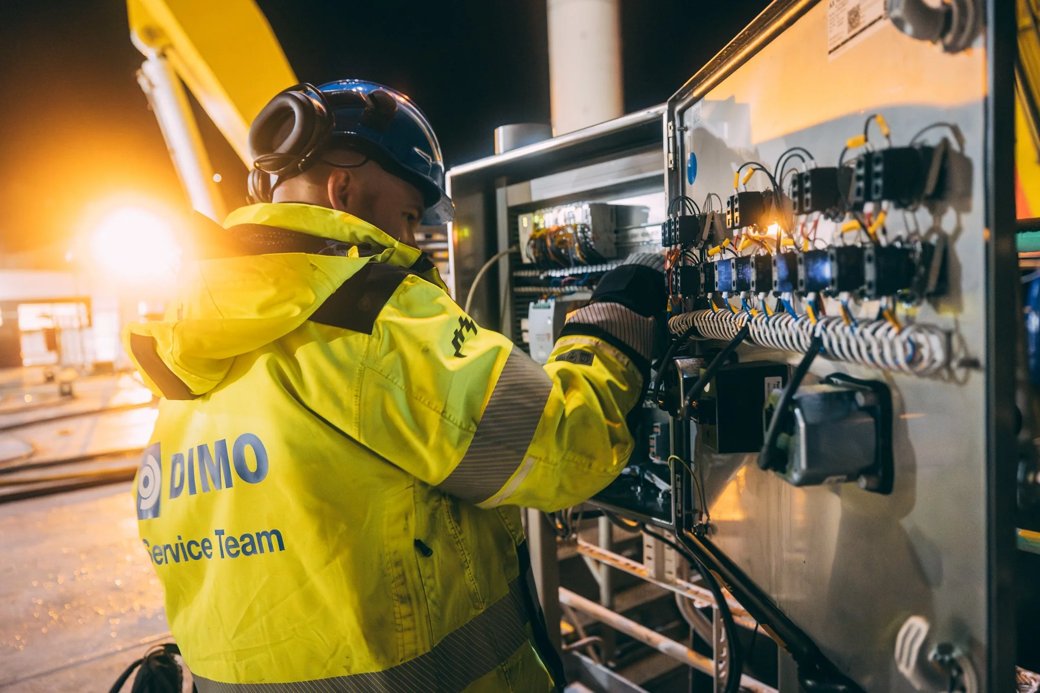 Dimo arbeider i arbeidskle, visibility kle. HMS i fokus. Elektrosystem, komponenter, kontrollskap.