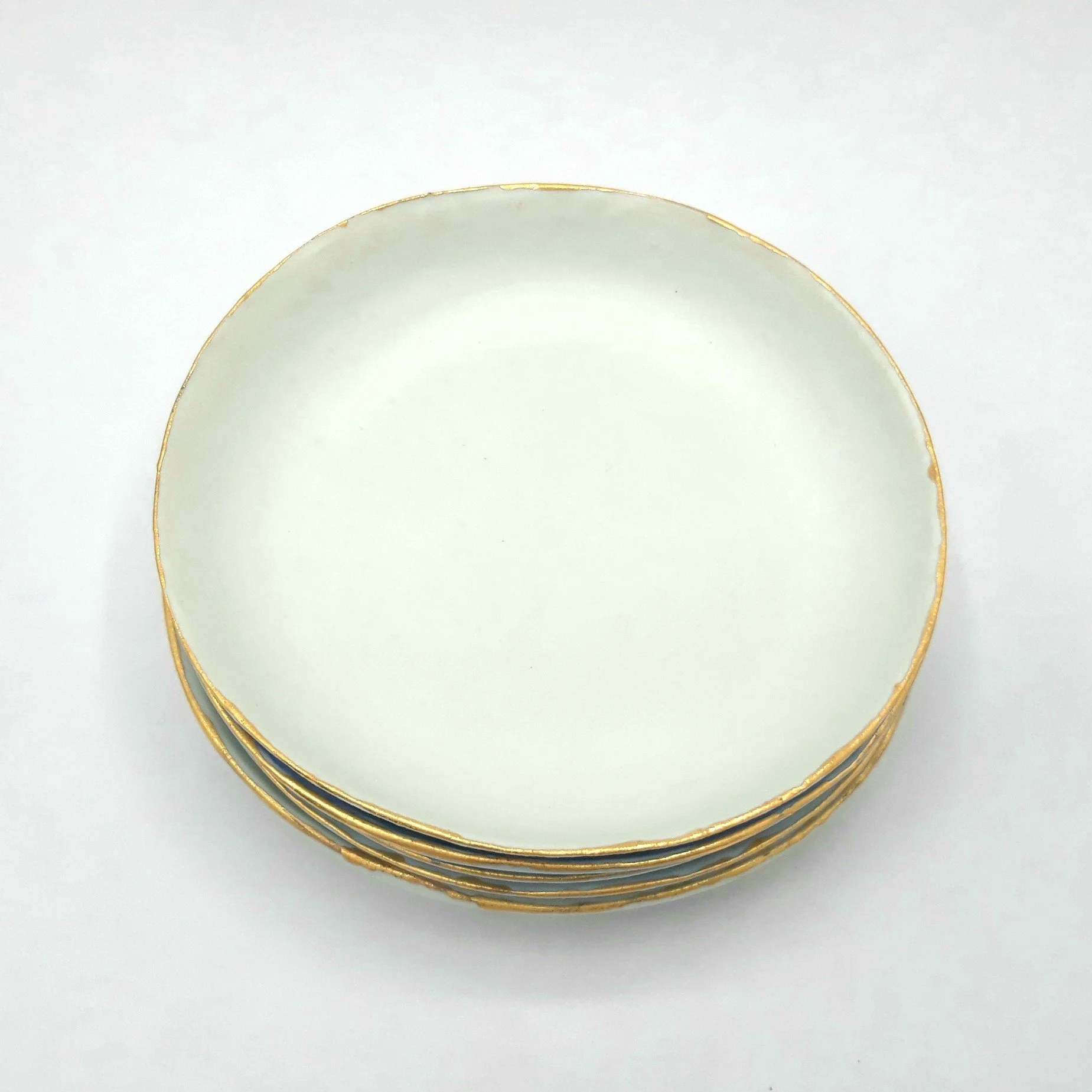 Coupelle-porcelaine-or-pile-assiettes-petites.jpg