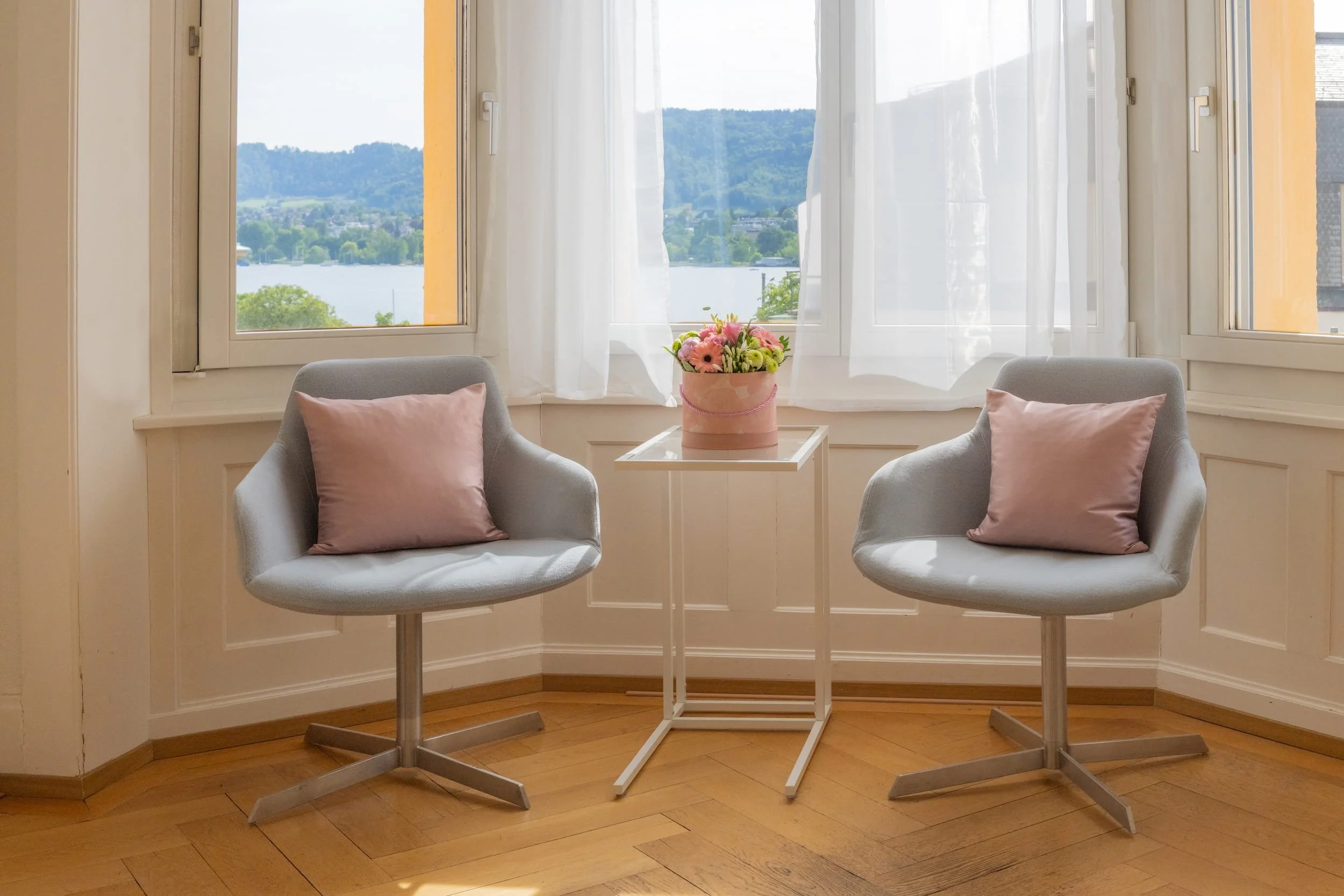 2 Stühle im Praxisraum, im Hintergrund Blick auf den Zürichsee
