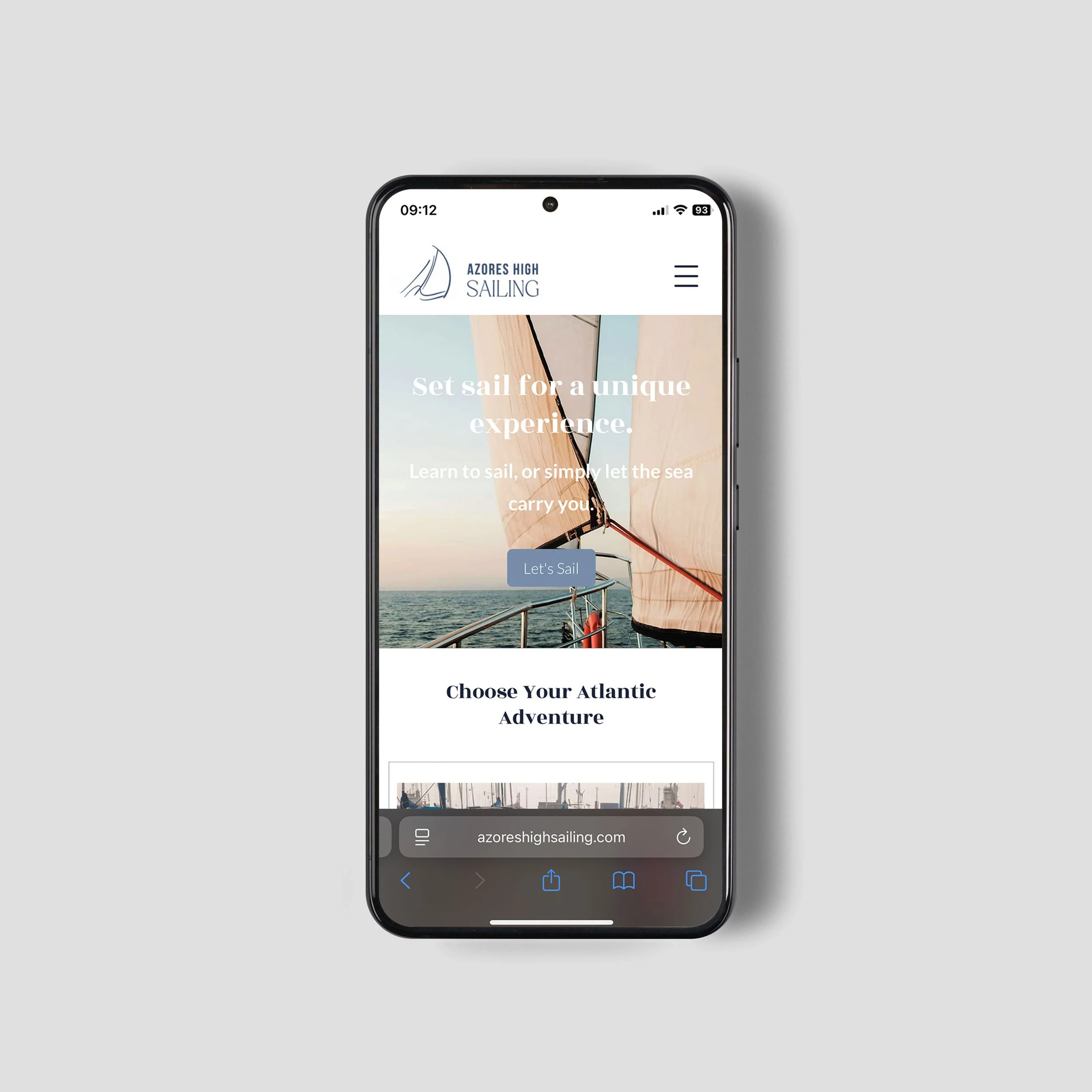 Smartphone Bildschirm zeigt die Webseite azoreshighsailing.com mit dem Slogan 'Set sail for a unique experience' und der Schaltfläche 'Let's Sail'.