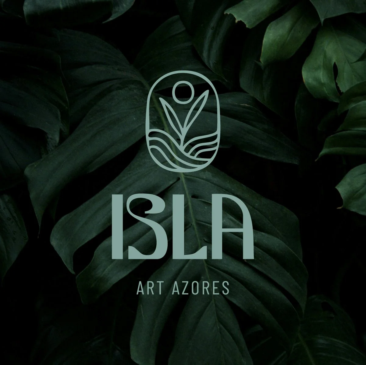 Logo mit einem stilisierten menschlichen Zeichen über Blättern, darunter der Text "ISLA" und "ART AZORES" auf dunklem, grünen Pflanzenhintergrund.