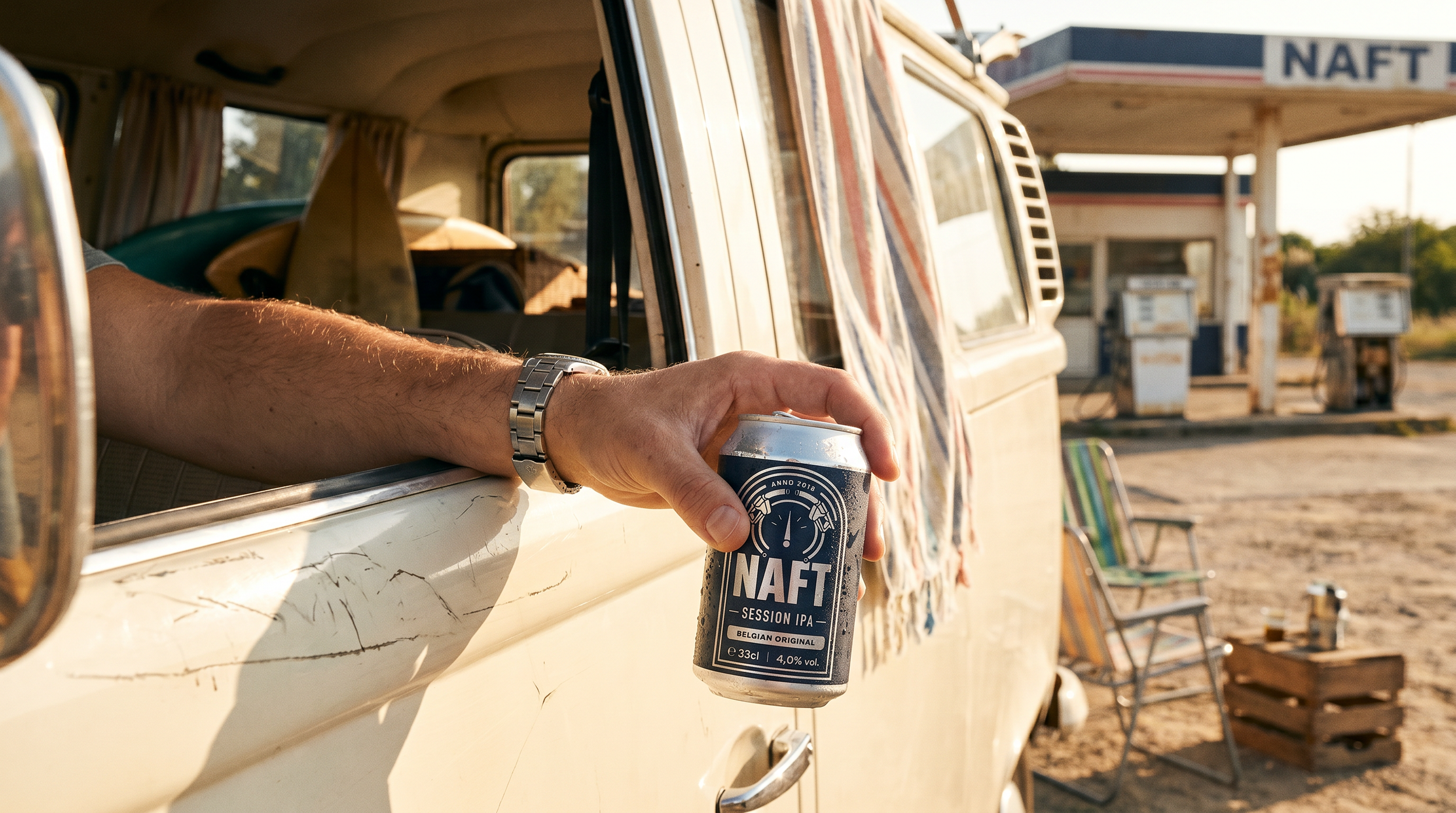 Mensen drinken een naft bier. Ipa naft. Een arm steekt uit een Kempische kampeerbusje en houdt een blik naft session IPA op, op een weg bij een benzinestation, met een strandstoel in de achtergrond.