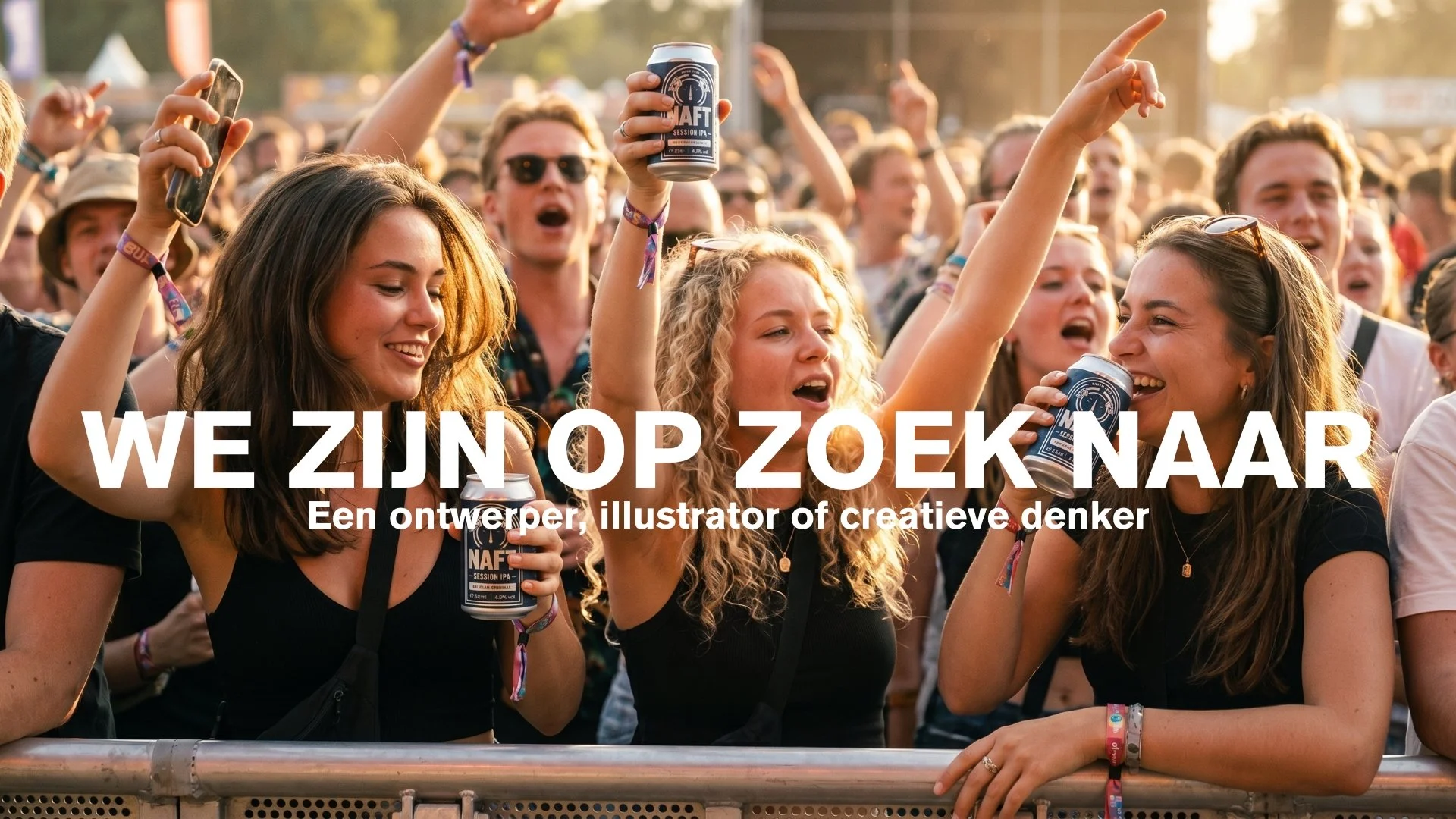 Een groep mensen bij een concert of festival, sommigen houden pilsjes vast en vieren samen onder de zon. Mensen drinken een naft bier. Ipa naft.