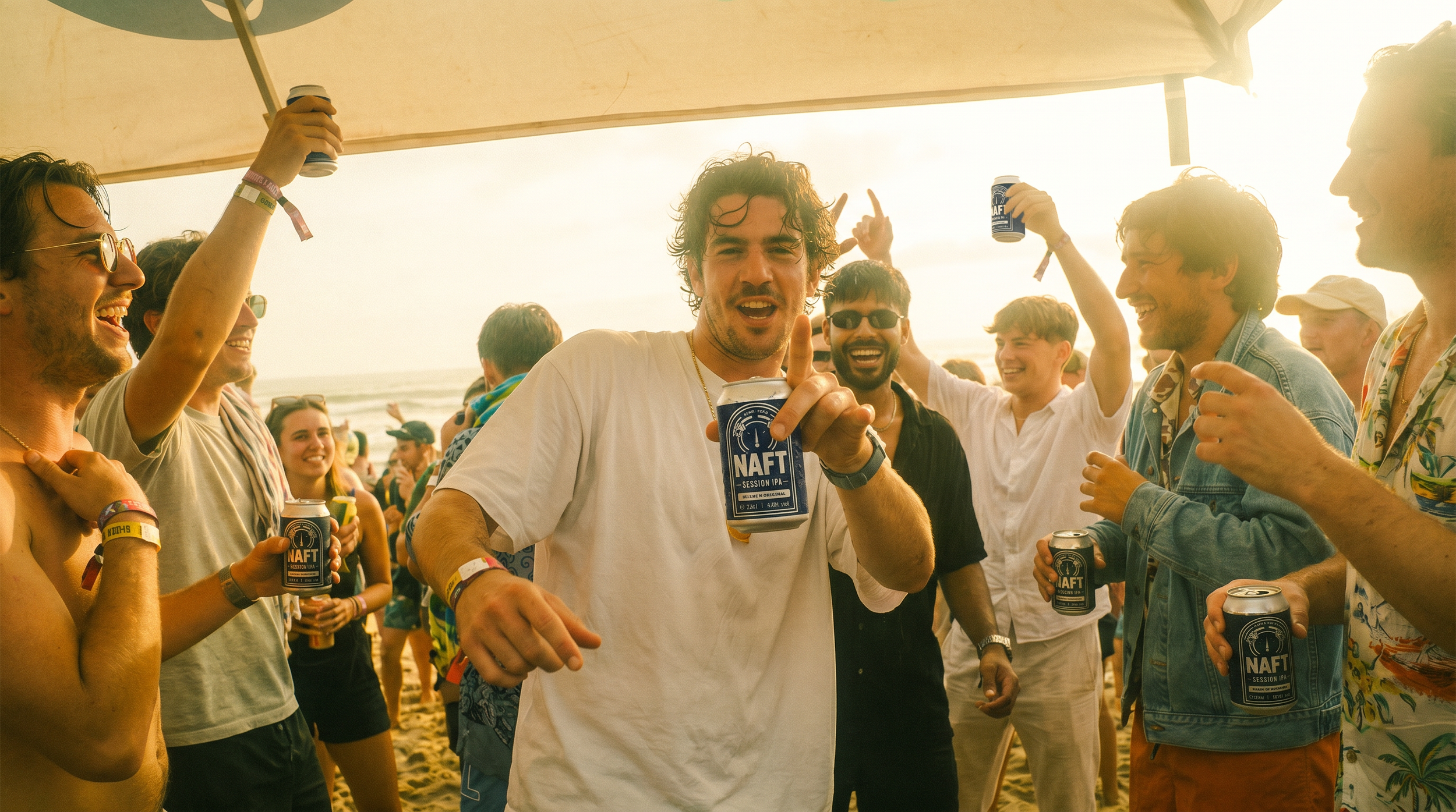 Een groep mensen op een strandfeestje die samen genieten en drinken, onder een tent met de zon op de achtergrond. Mensen drinken een naft bier. Ipa naft.