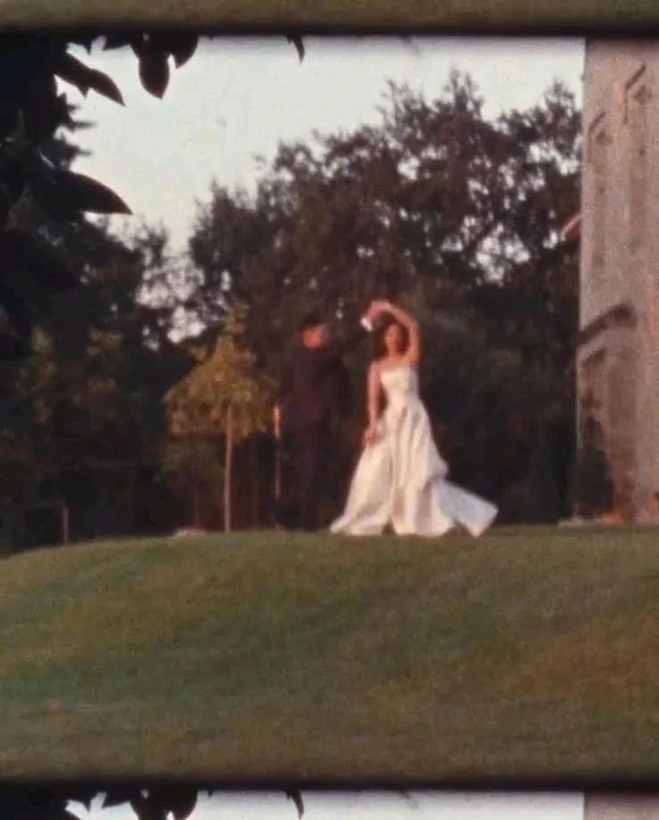 Vidéo vintage d'un couple dansant loin du monde après la cérémonie, moment volé