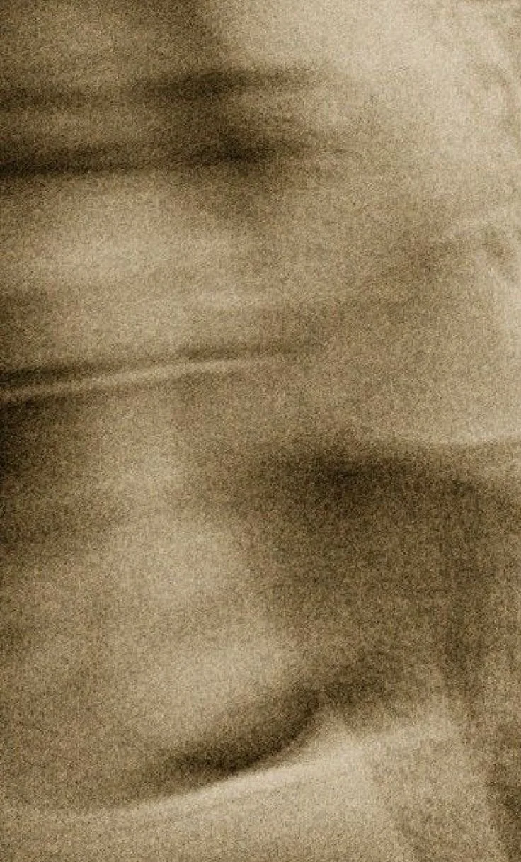 Une photographie floue et granuleuse d'une personne, montrant principalement le visage. La qualité de l'image la rend difficile à interpréter avec précision.
