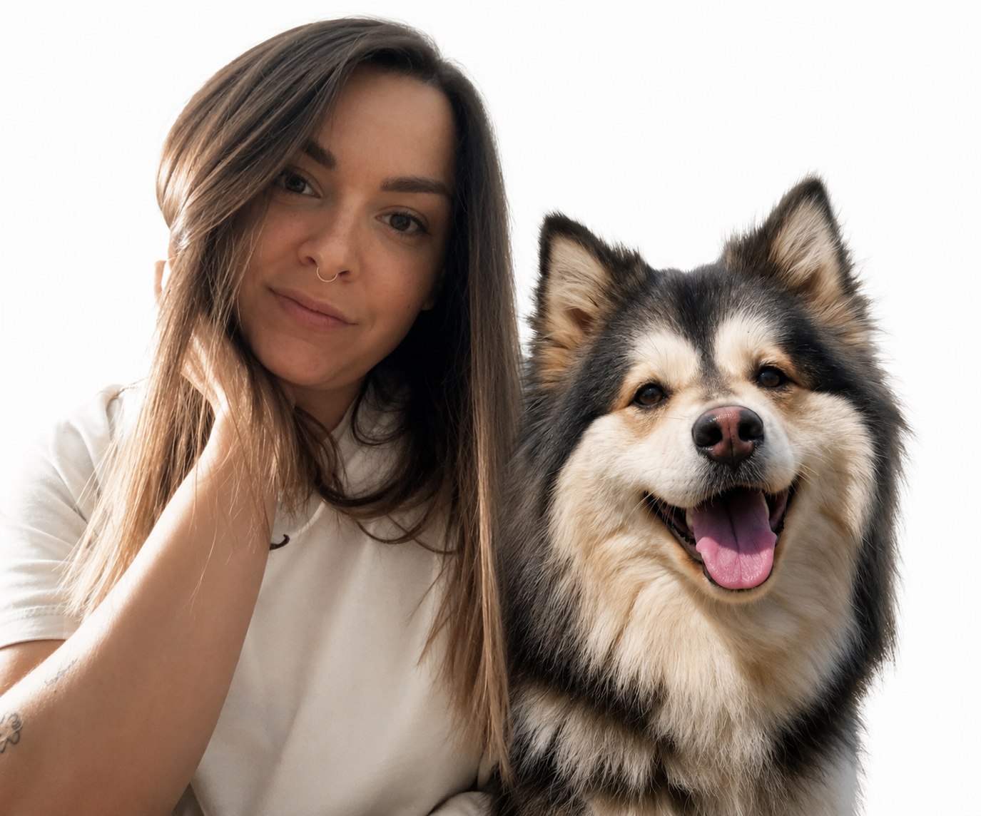 Ein Mädchen mit braunen Haaren und einem Nasenring neben einem Finnischen Lapphund beide lächelnd, vor weißem Hintergrund.