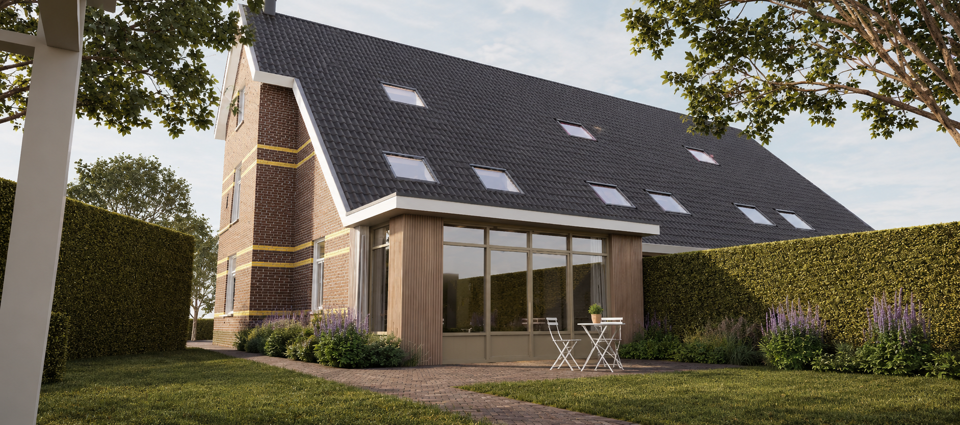 Moderne woning met grote glazen veranda, omringd door een tuin met groen gazon, bloemperken en omheiningen, onder een deels bewolkte hemel.