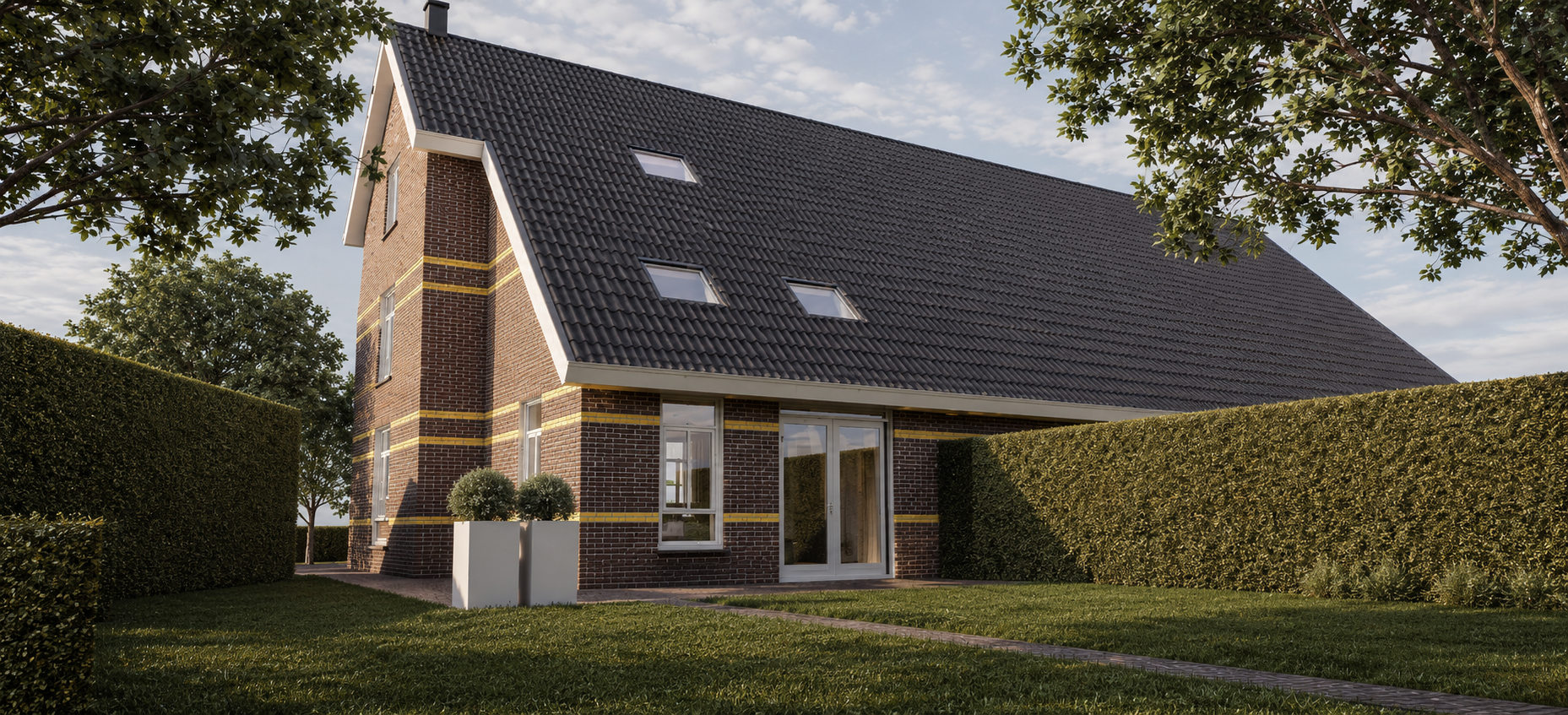 Vrijstaand huis met een grote dakkaal en ramen, omgeven door groene heggen en bomen, onder een bewolkte hemel.