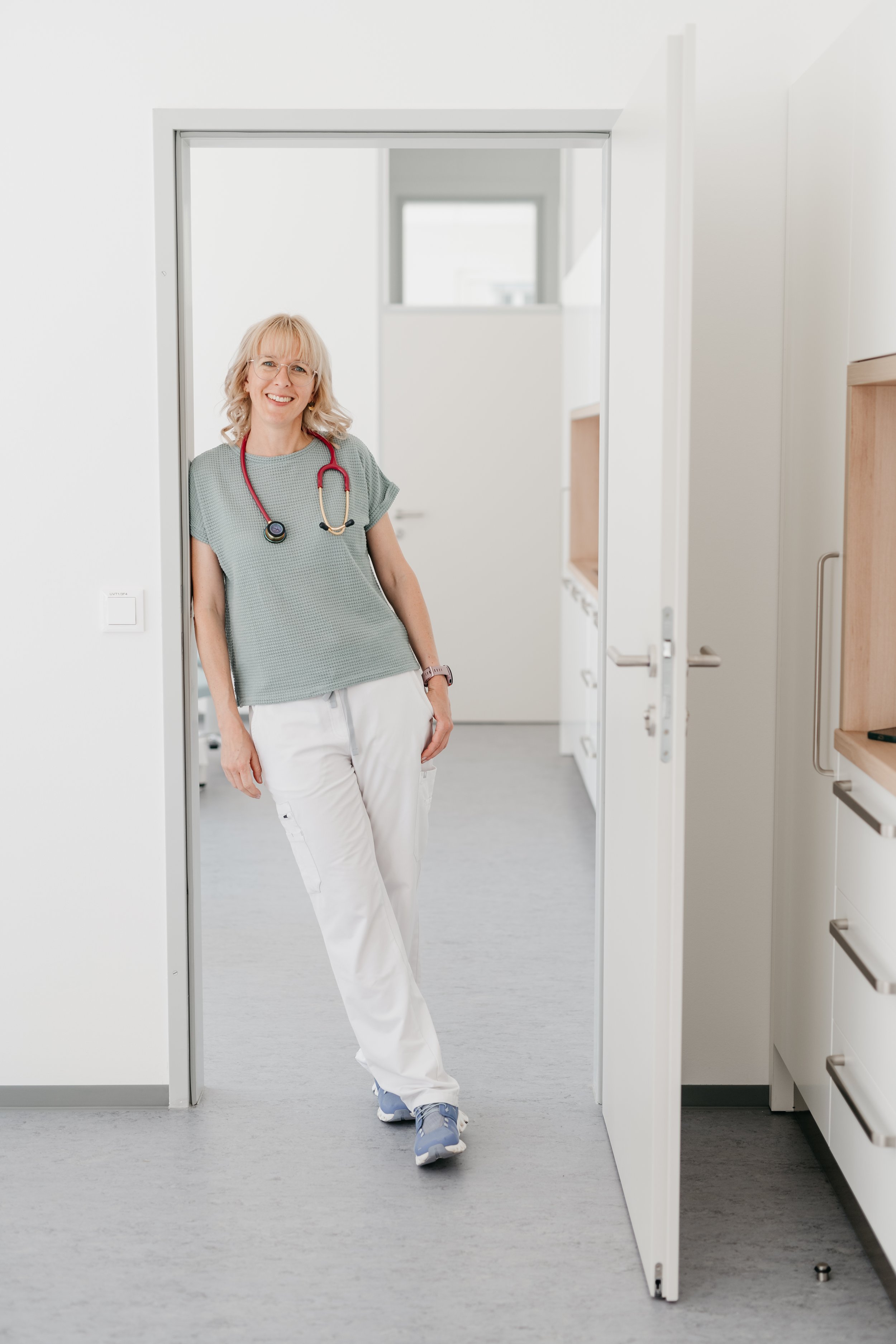 Porträt von Dr. Judith Hirzenberger, Ärztin für Allgemeinmedizin in Linz.