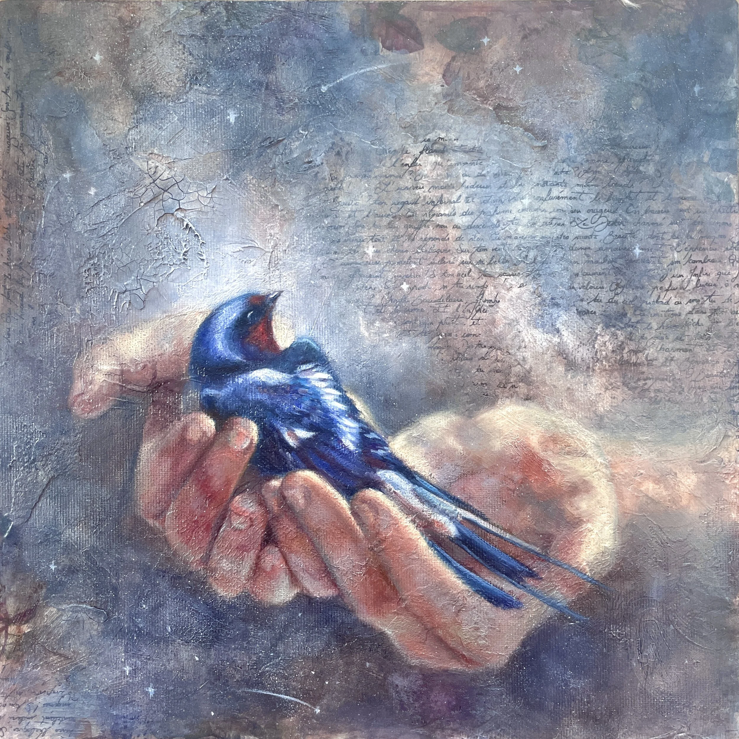 Detailreiches Ölgemälde zweier Hände, die zärtlich eine Schwalbe halten. Der Hintergrund ist in Nuancen von Blau, Grau und Weiß gehalten und beinhaltet handgeschriebenen Text.