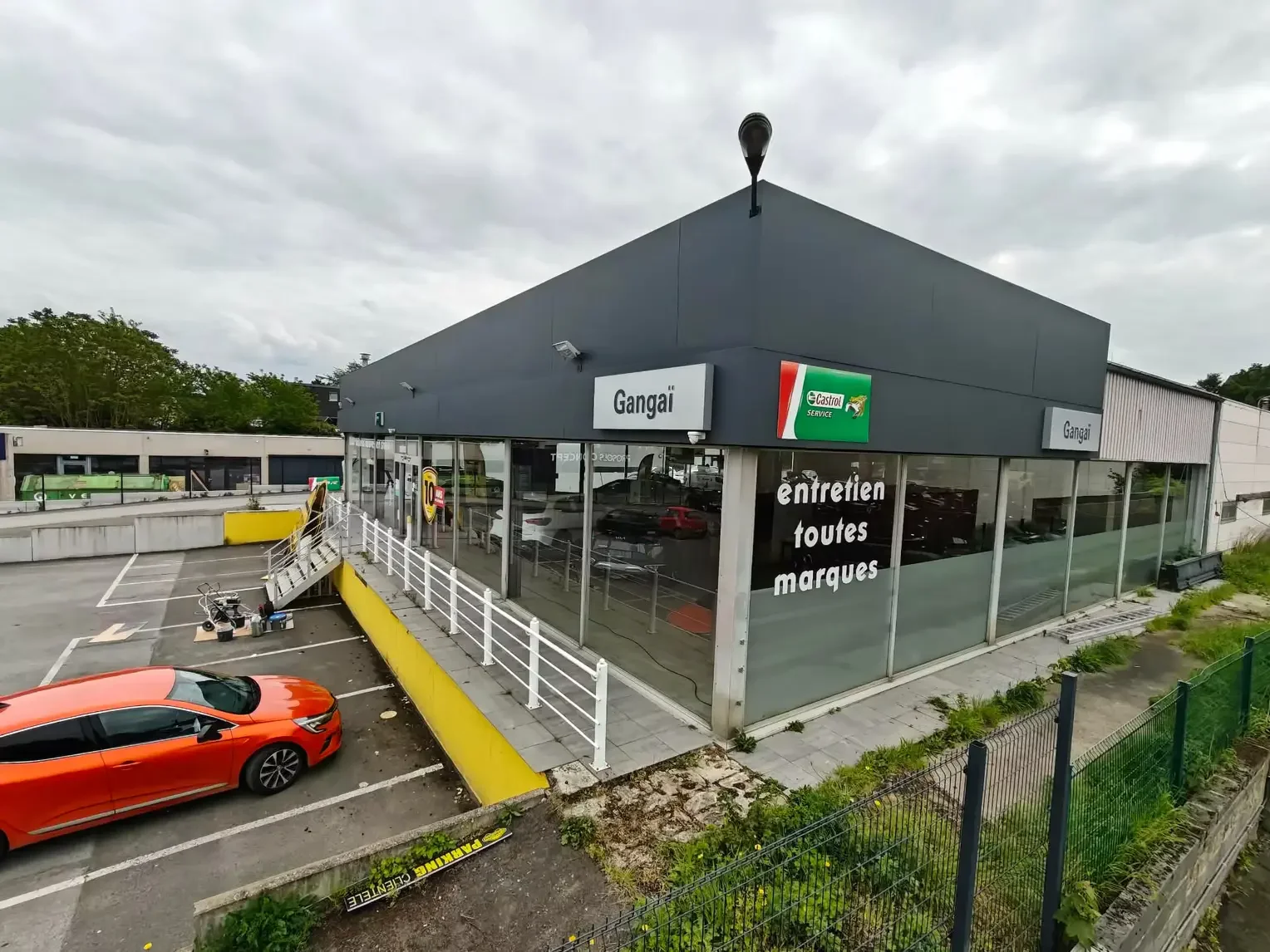 spuitwerken gevel cardoen garage Mons