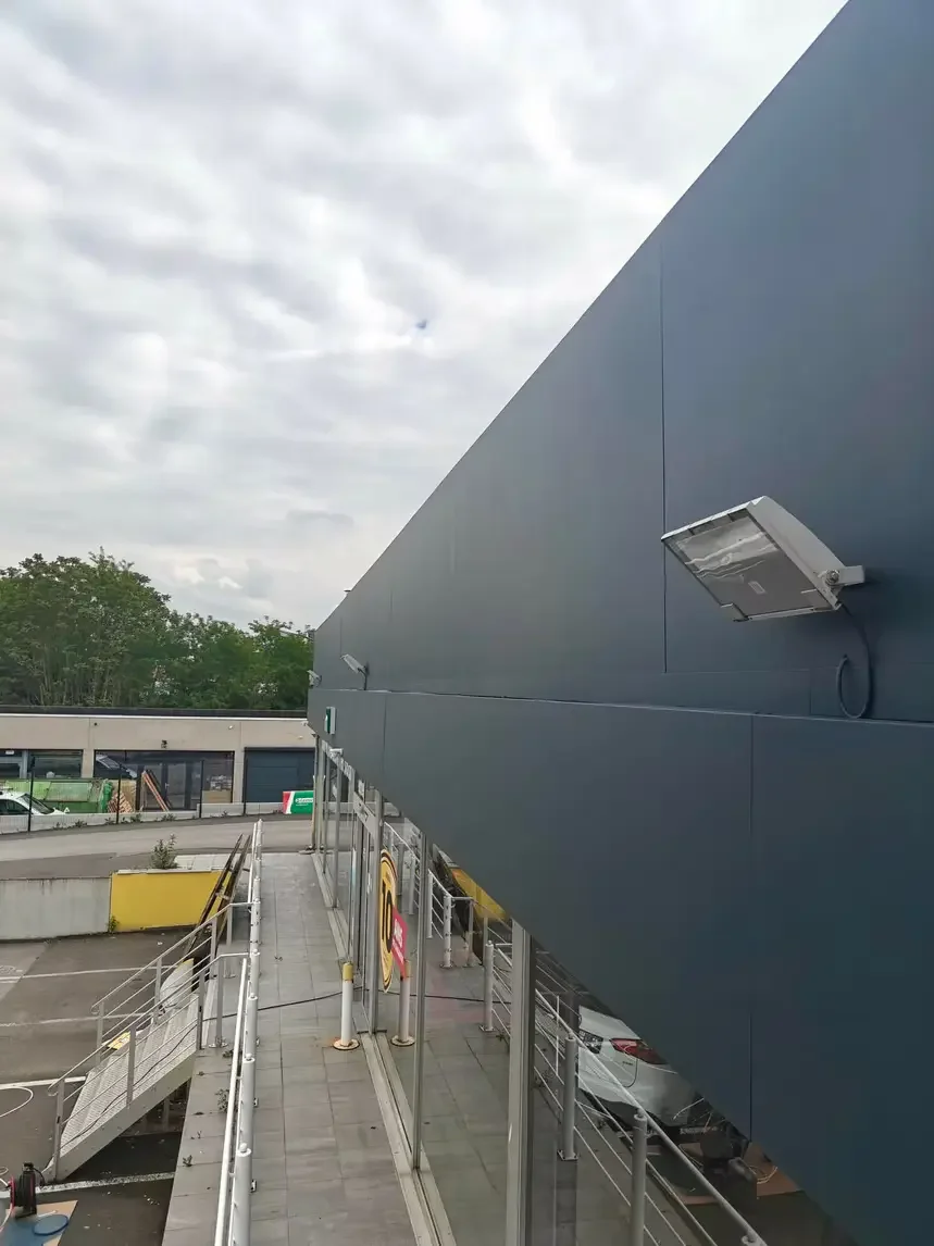 Spuitwerken gevel cardoen garage Mons door Master Coating