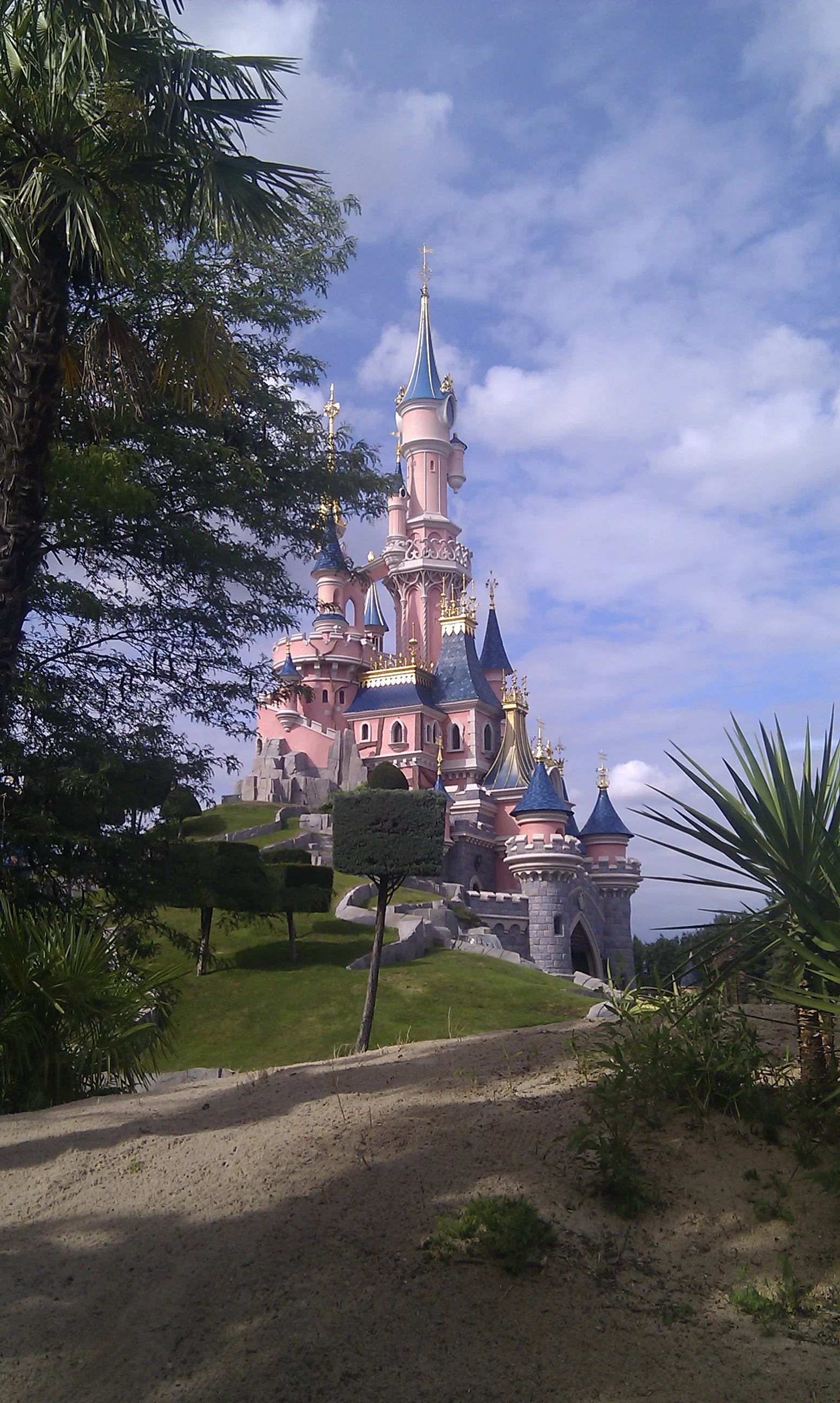 A photo I took of Cinderella's castle in Disneyland Paris