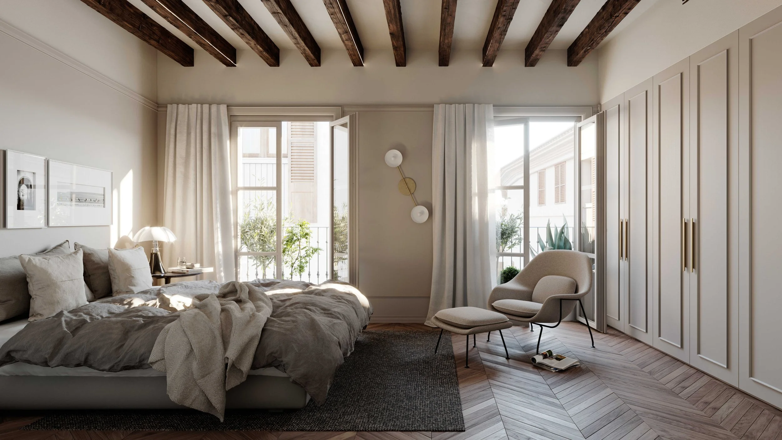Ett sovrum med en obäddad säng, två fönster med vita gardiner, ett armstöd och stol, samt garderober längs väggarna i projektet Impremta garden i Spain