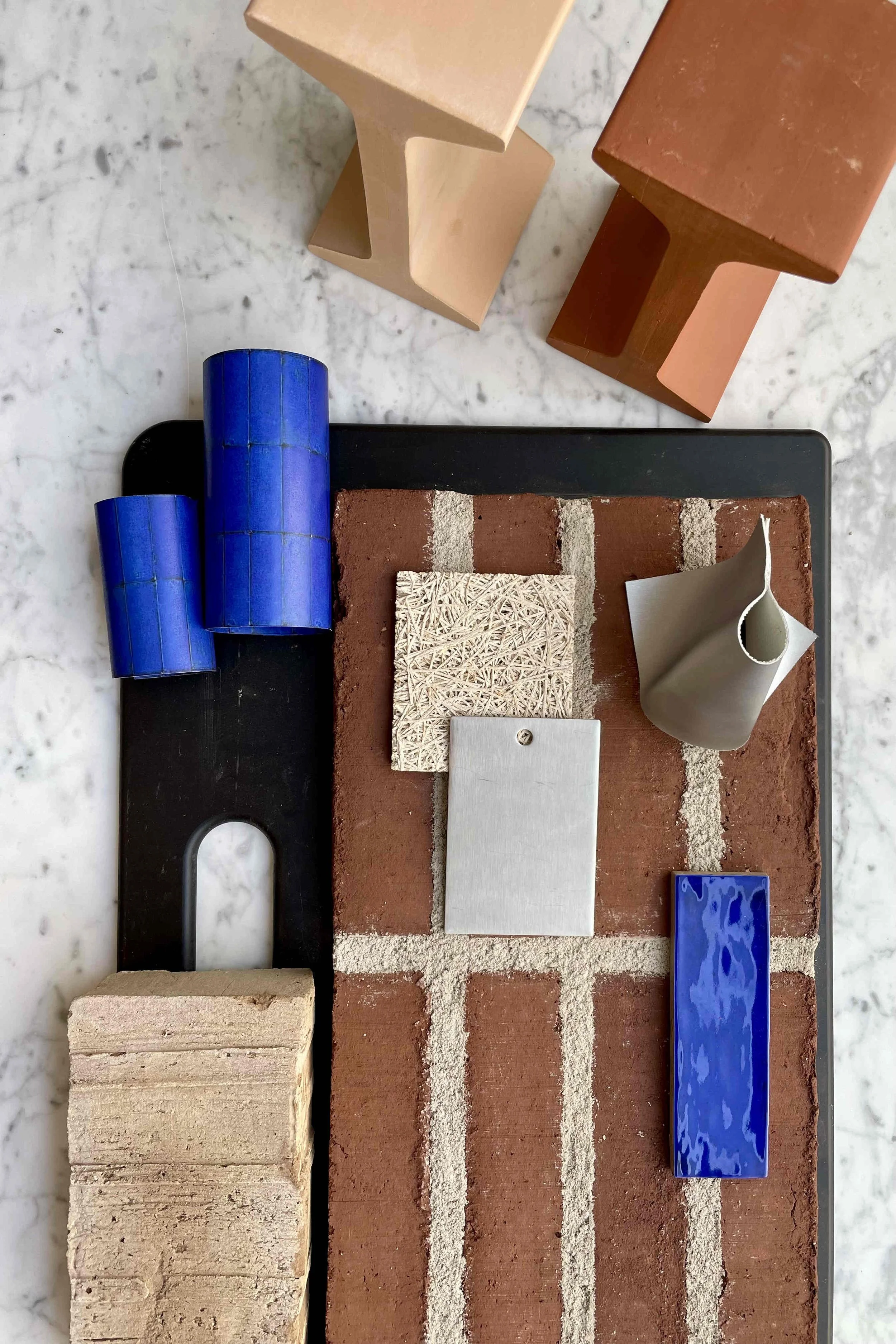 Färgglada tegelstenar, byggmaterial, och olika prover för byggdesign i projektet Fabriken i Stockholm