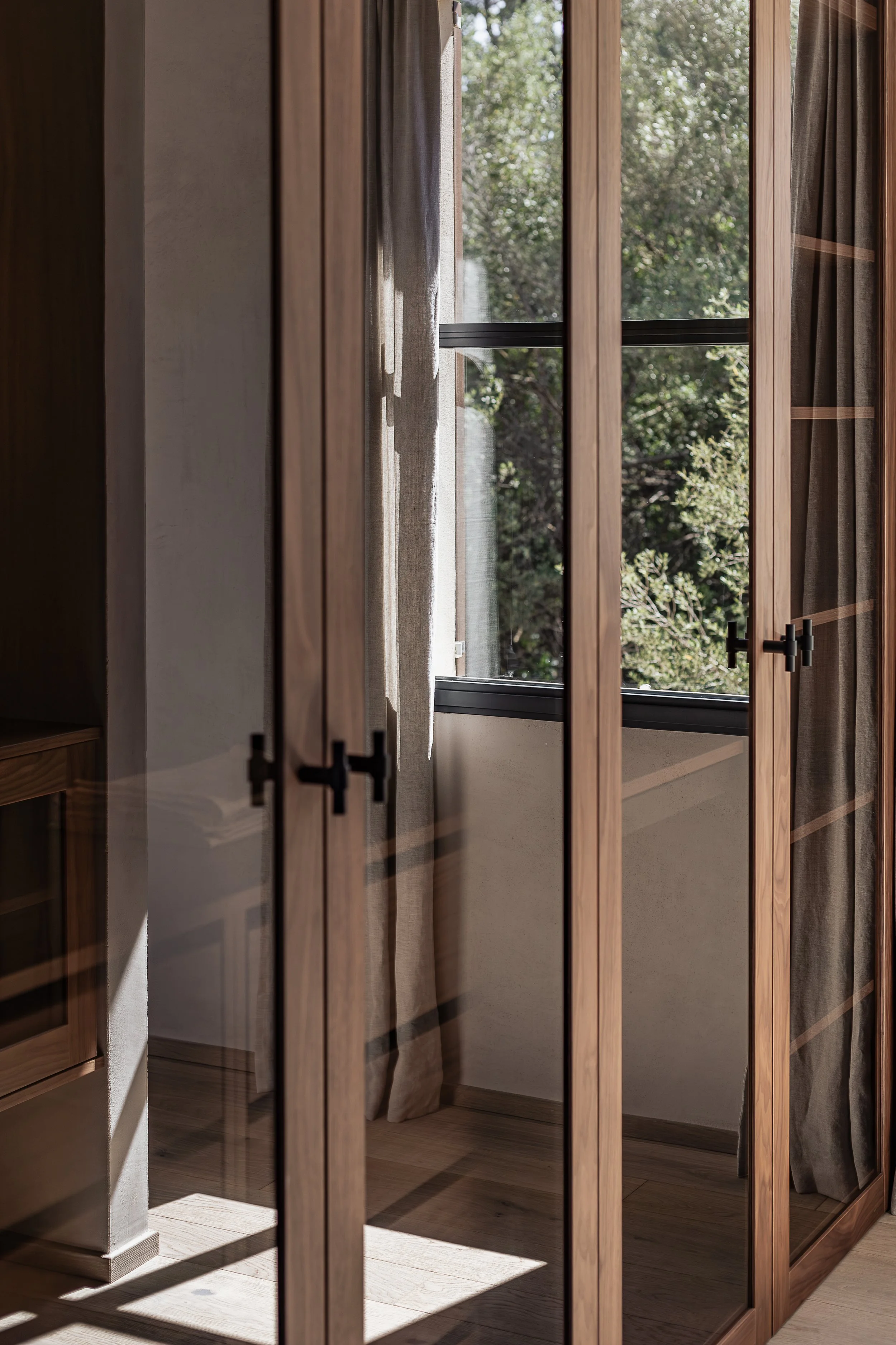 Whyte_Lilja_Spain_Finca_Olivar_Wardrobe_glass.jpg