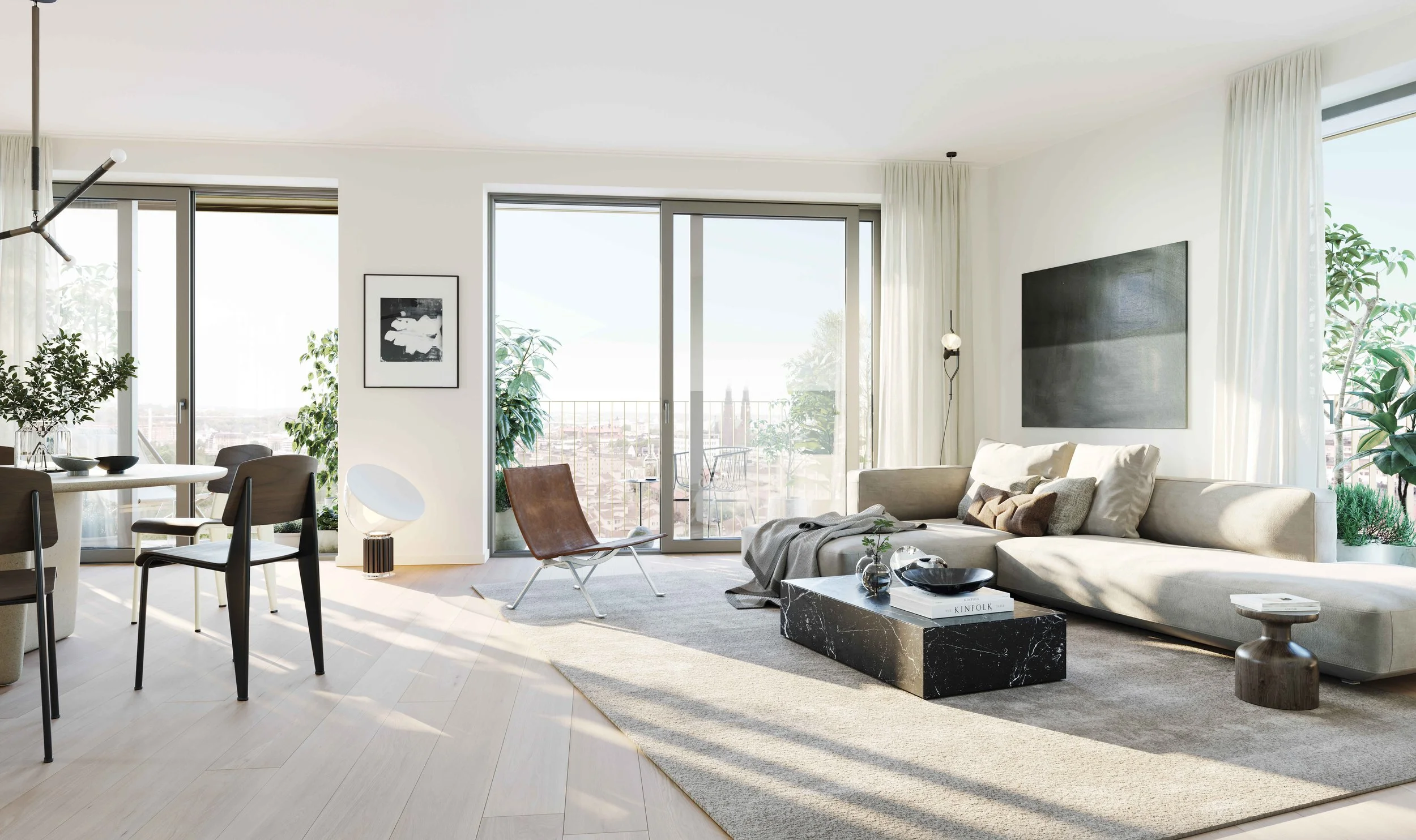 Ljust och modernt vardagsrum med stora fönster, soffa, kopparfärgad stol, blomsterarrangemang och en svart tavla på väggen i projektet Strato i Stockholm