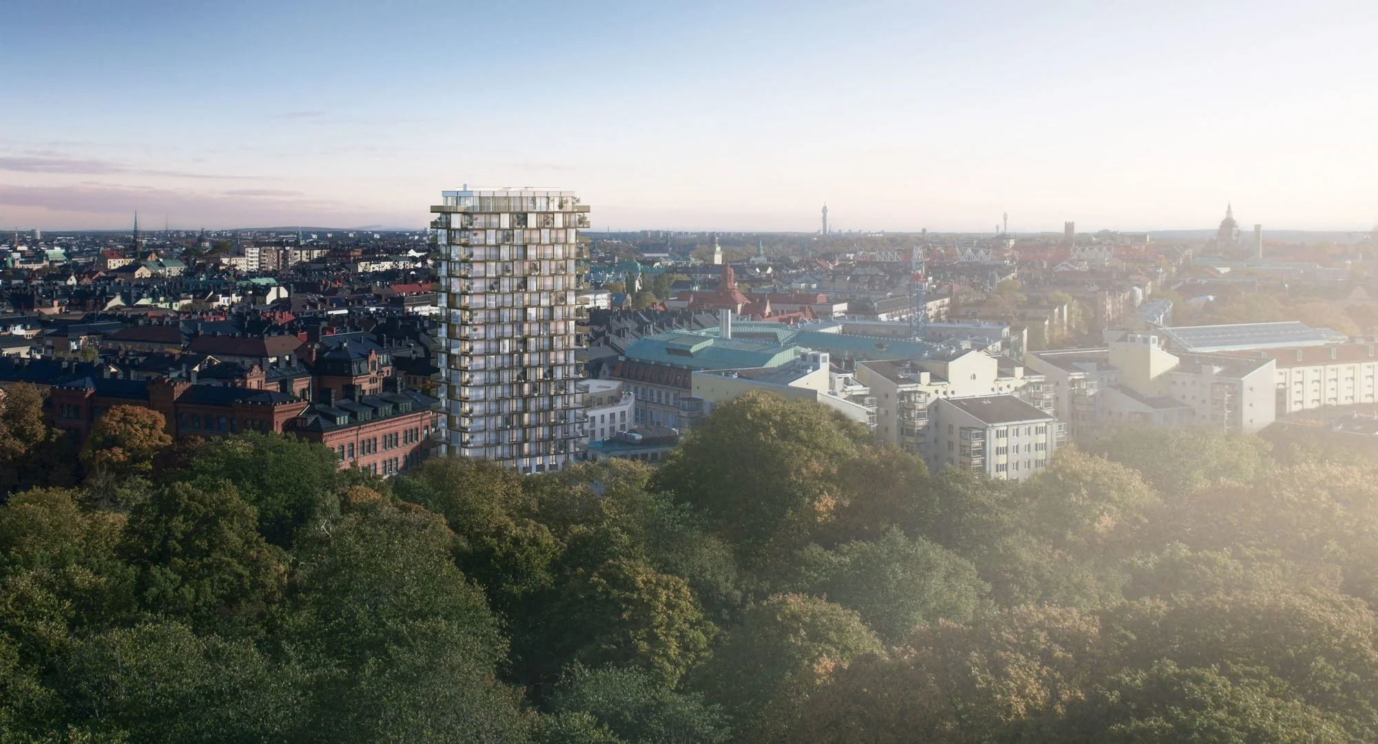 En hög modern skyskrapa i ett stadssilhuett med äldre byggnader, träd i förgrunden och en klar himmel.