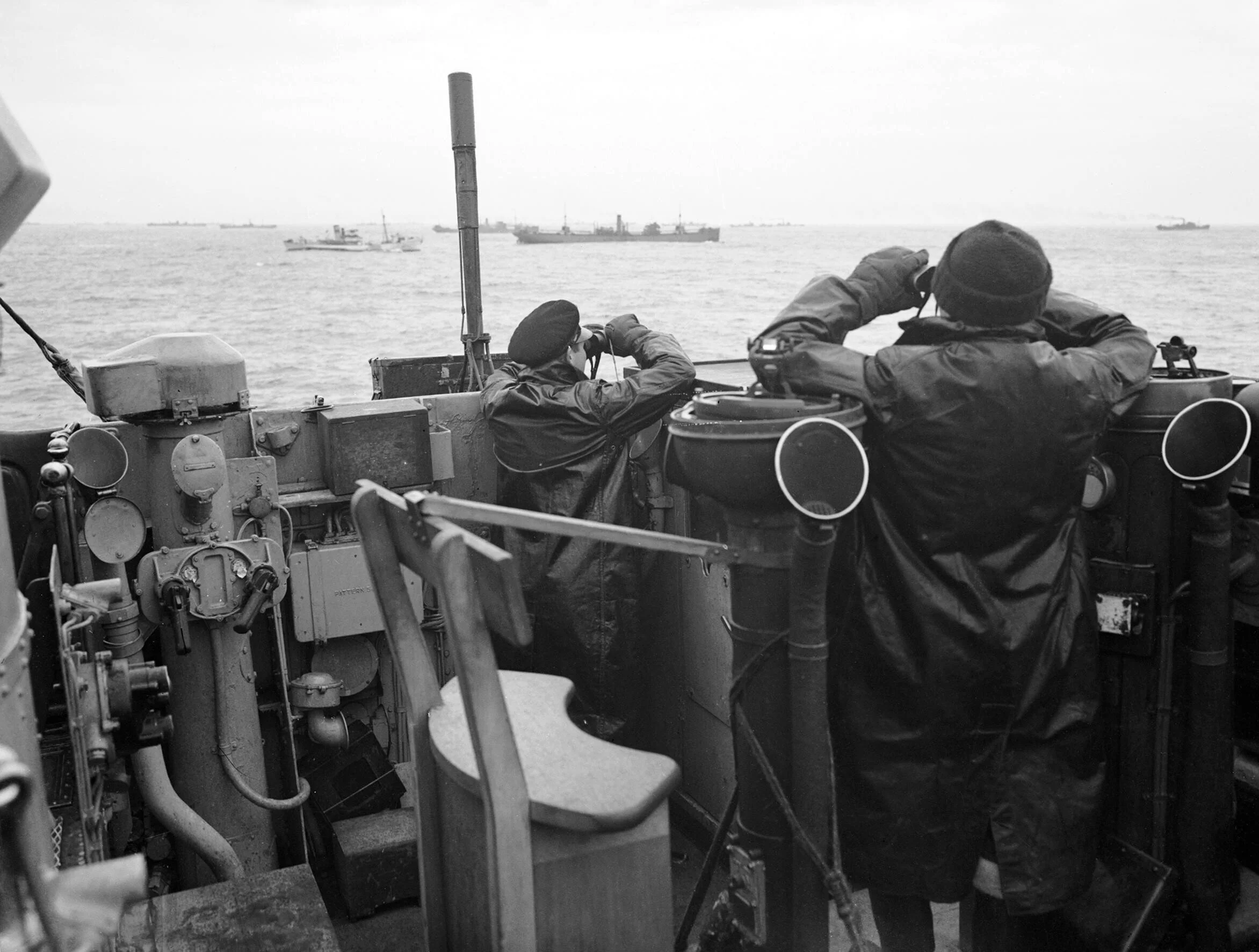 skipper-with-binoculars