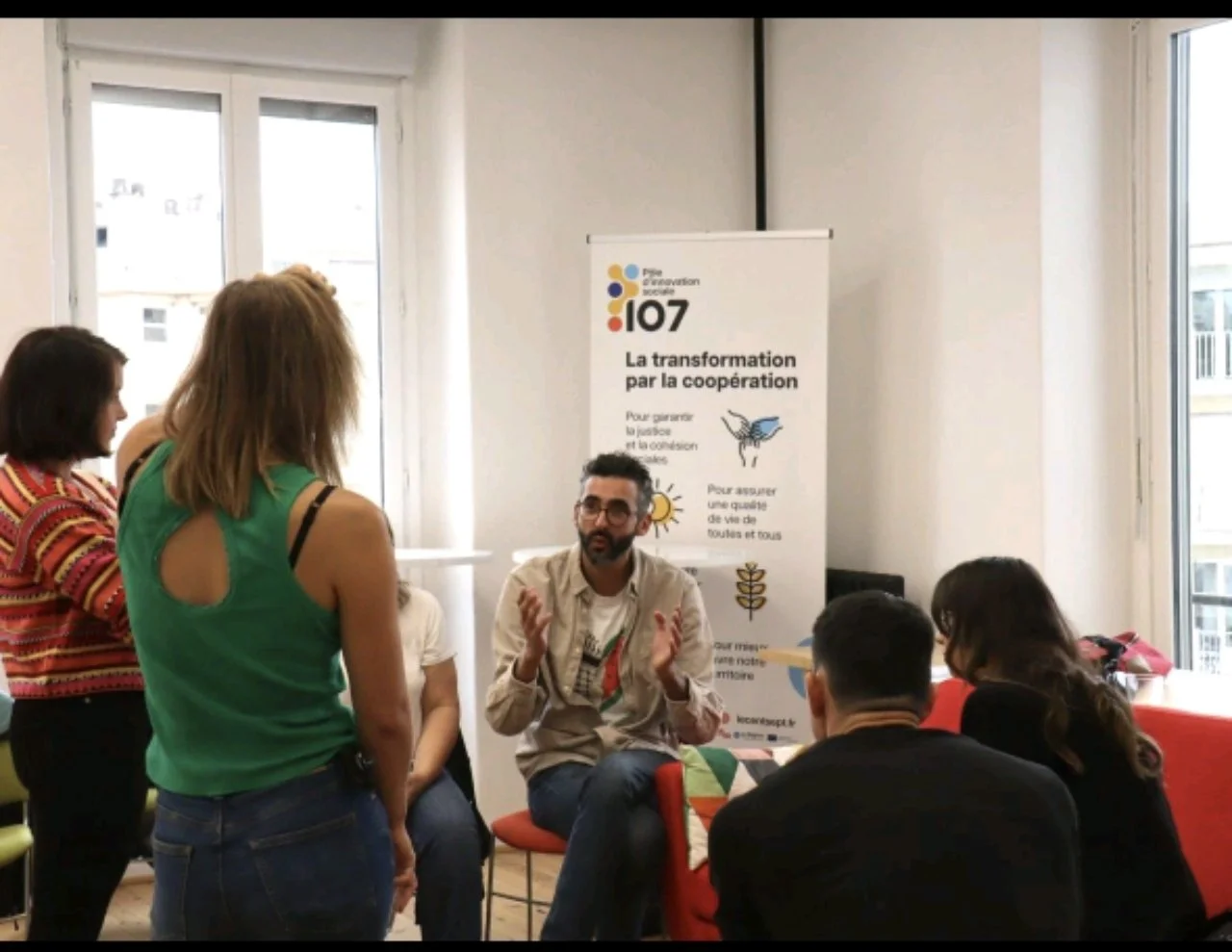 Groupe de professionnels en atelier de formation Reliences, échangeant autour de la transformation par la coopération.