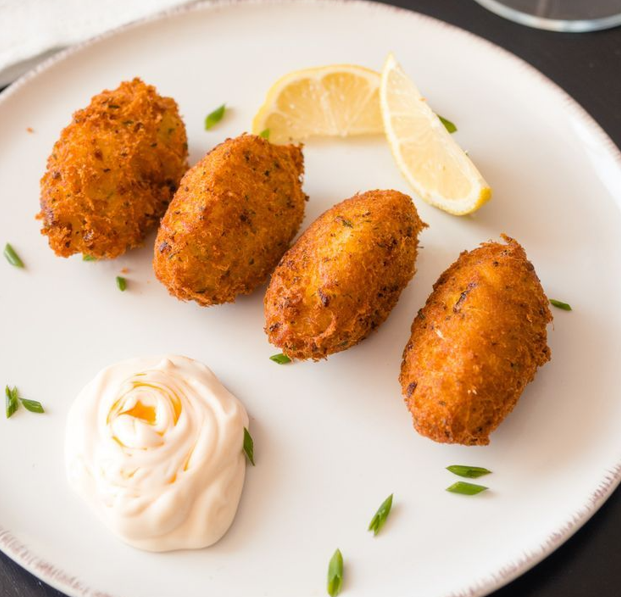 Pasteis de bacalhau e mandioca