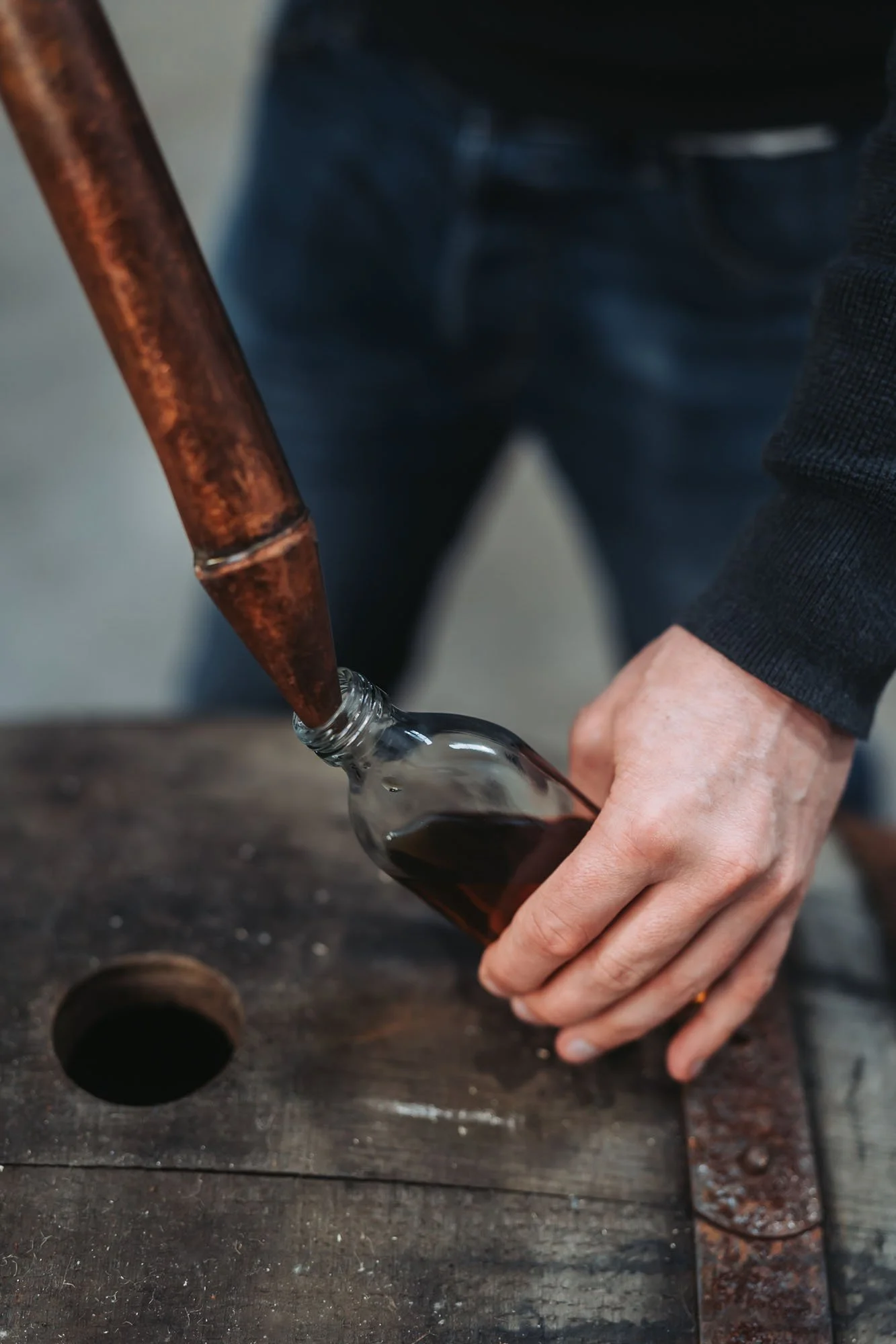 Extracting sample from cask