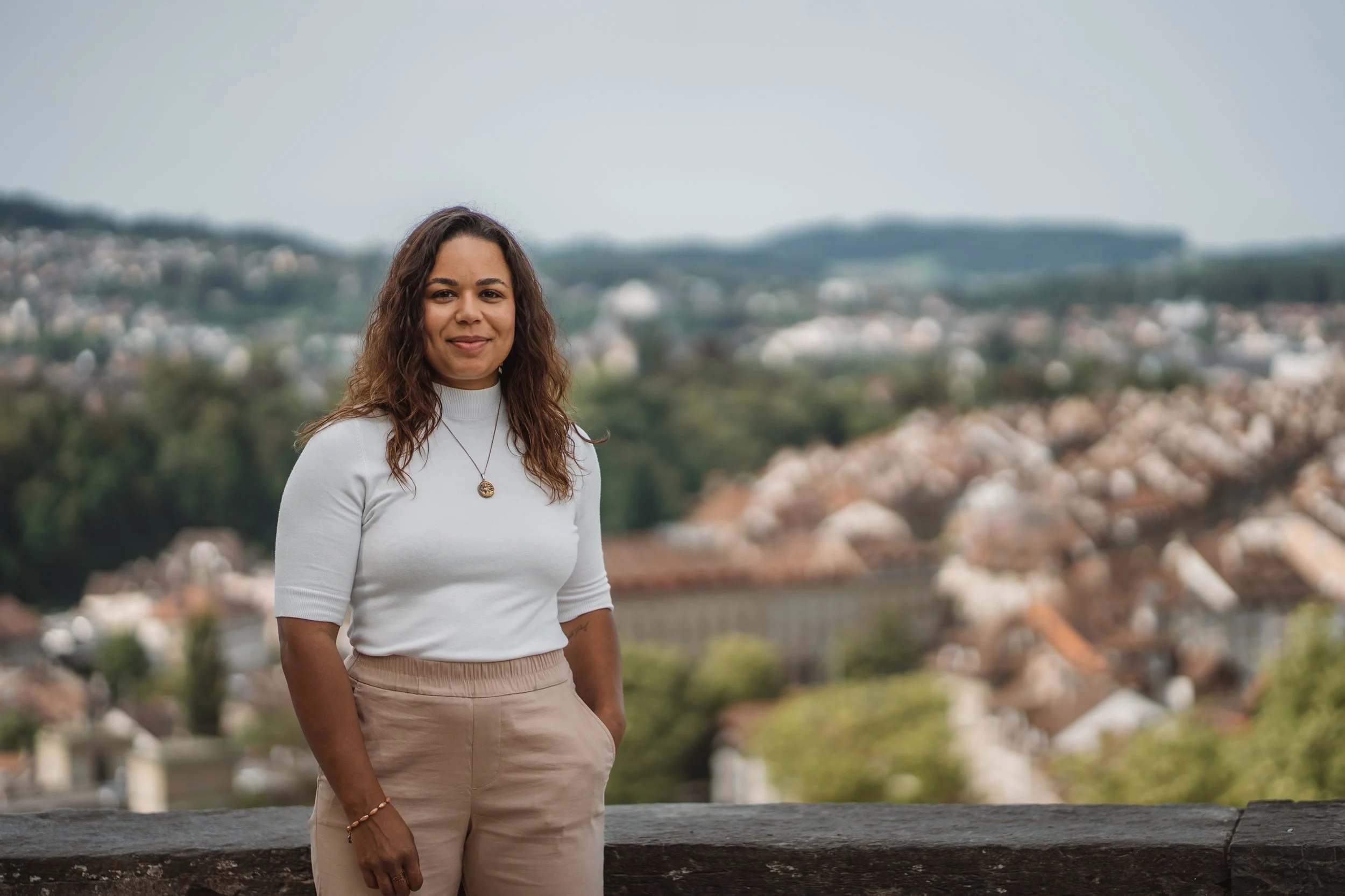 Nyara Kaiser-Sutter, Arbeits- und Organisationspsychologin MSc, mit Blick über Bern.