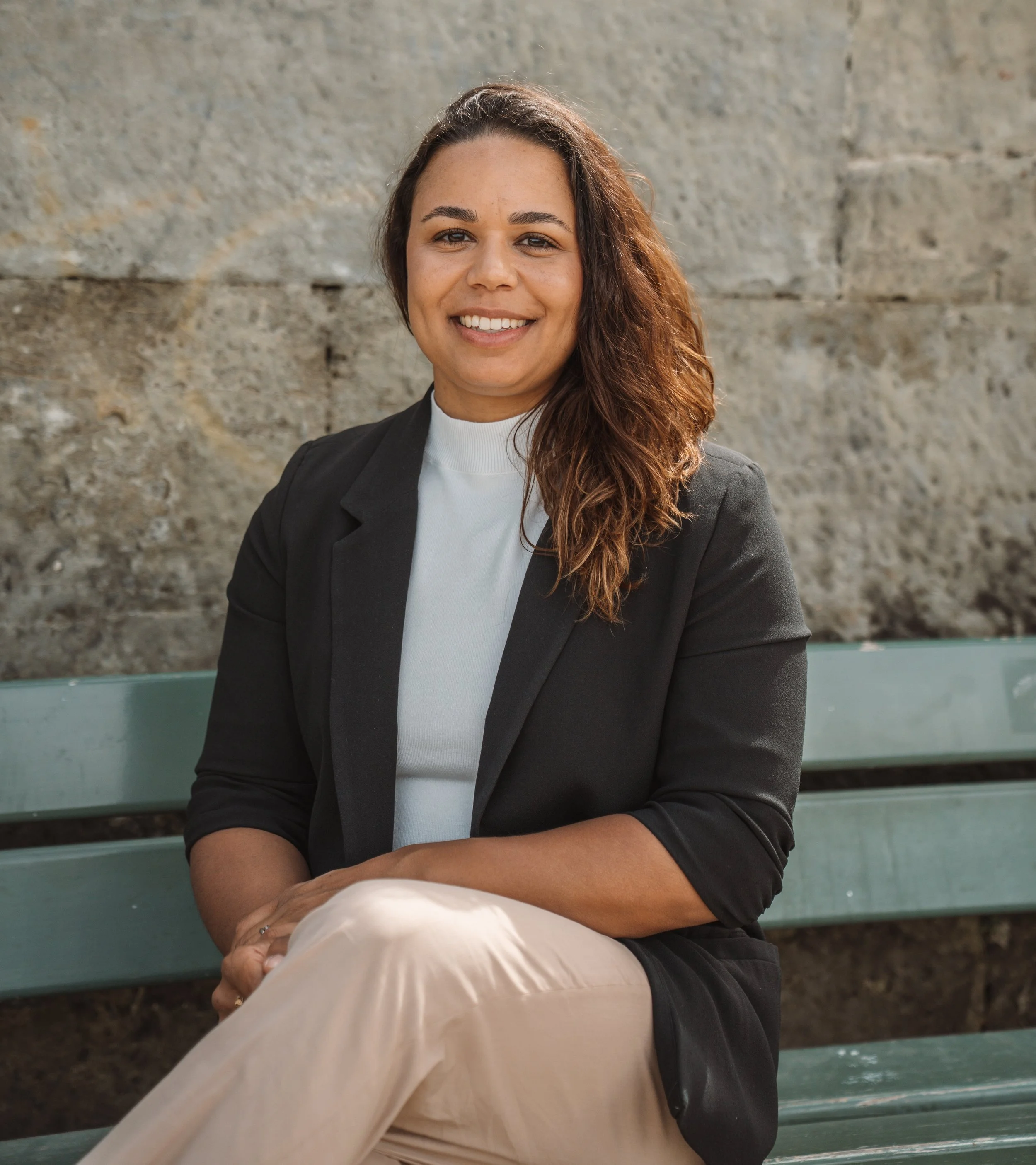 Nyara Kaiser-Sutter, Arbeits- und Organisationspsychologin, sitzt auf einer Parkbank in Bern