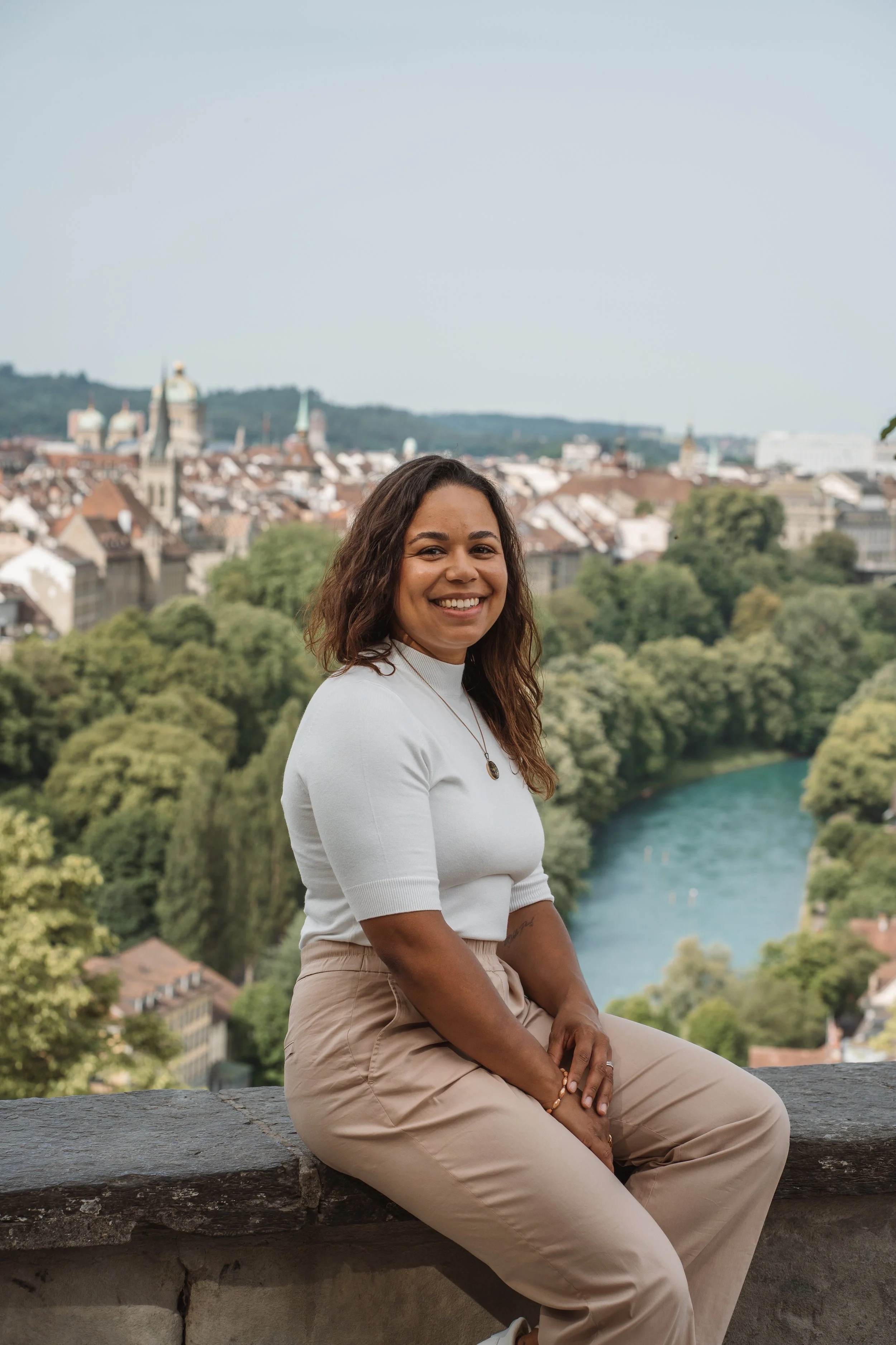 Nyara Kaiser-Sutter mit Blick über die Aare und die Stadt Bern.