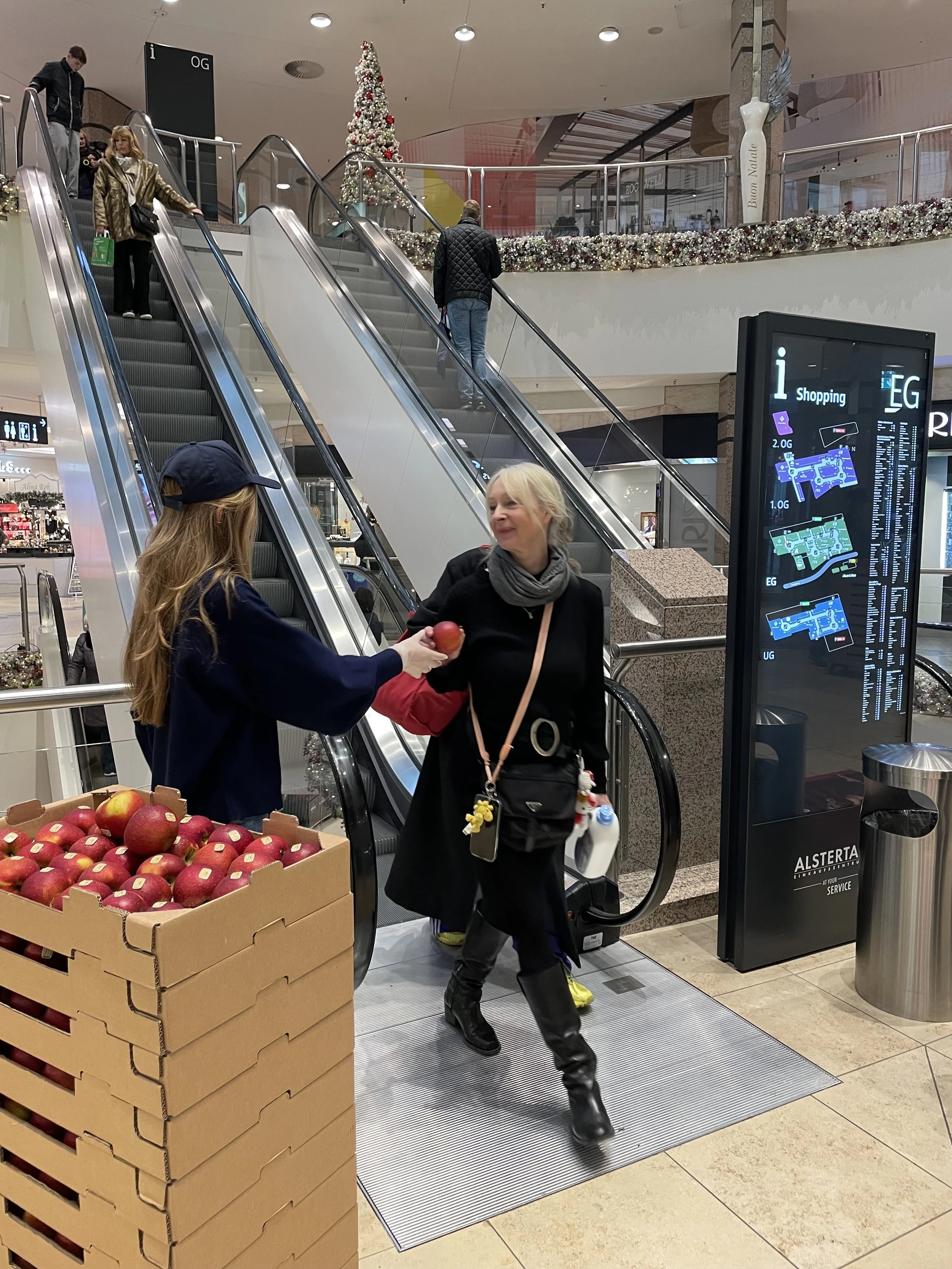 Sampling, 3000 pieces in 8h, Alstereinkauf Shopping Center, Hamburg, 26/12