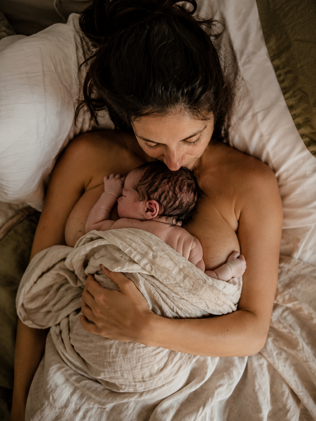 Une maman avec son bébé en peau à peau. Lien mère-enfant , attachement.