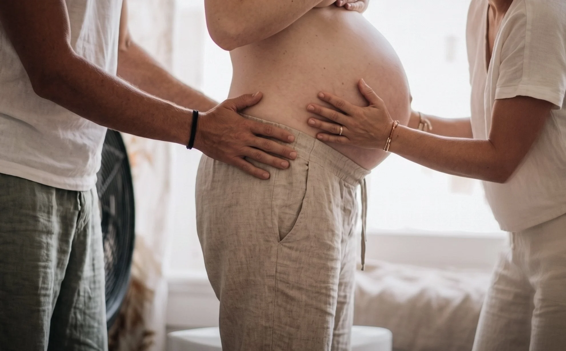 Une femme enceinte accompagnée du Co-parent et de son accompagnante périnatale. Accompagnement grossesse et niassance.
