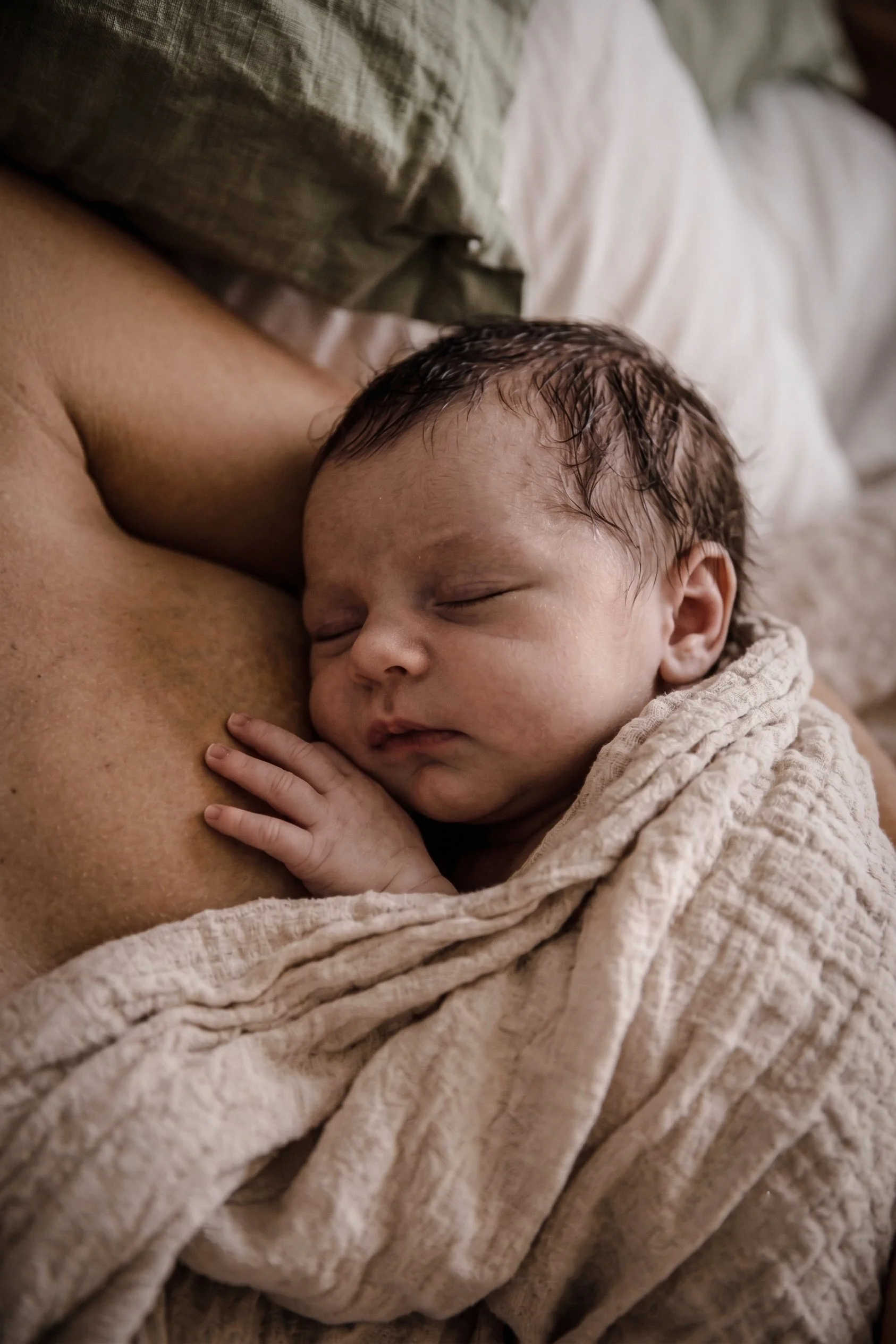 Un nouveau-né en peau à peau contre sa maman